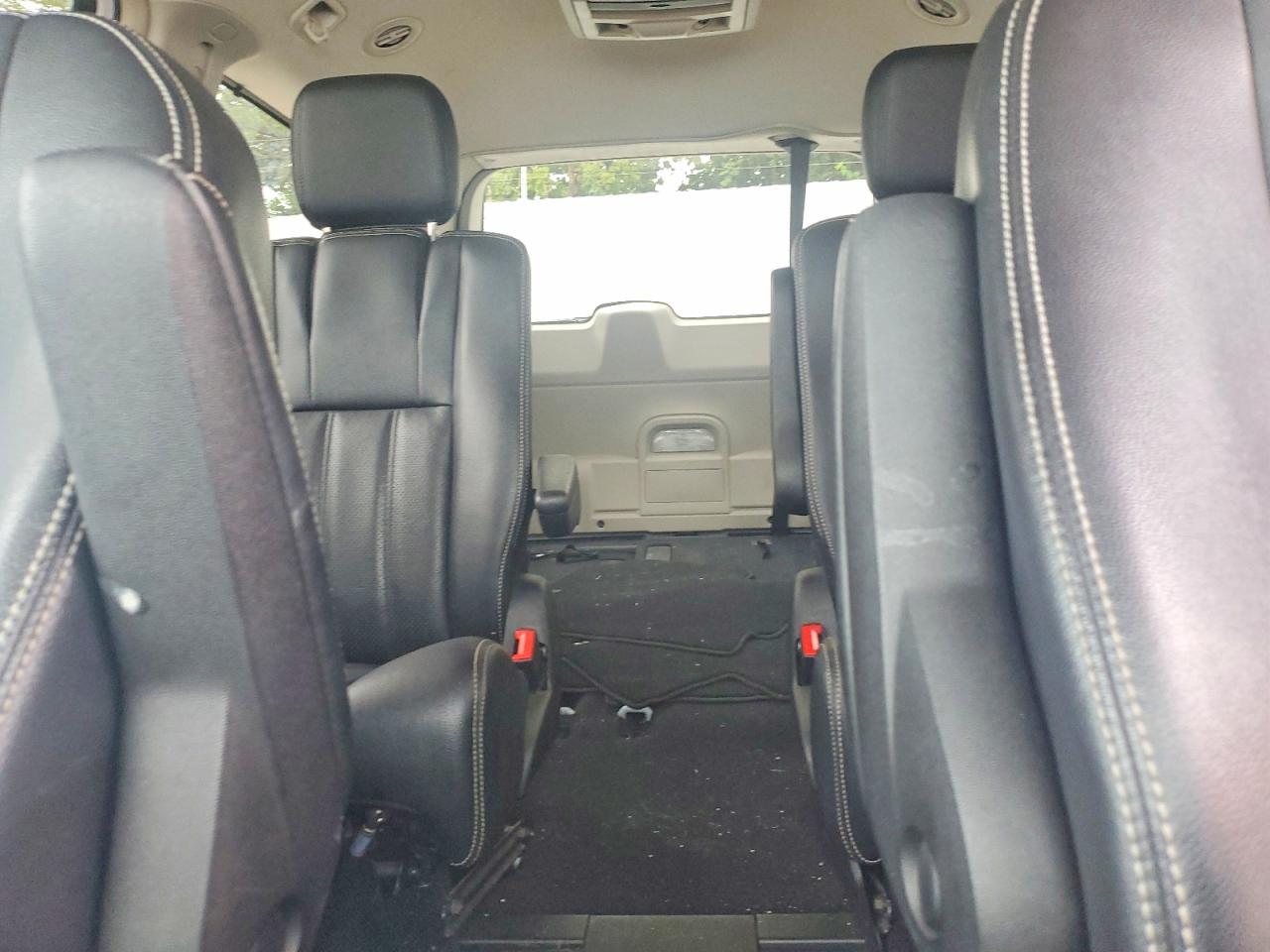 2014 Chrysler Town & Country Touring L White vin: 2C4RC1CG5ER143181