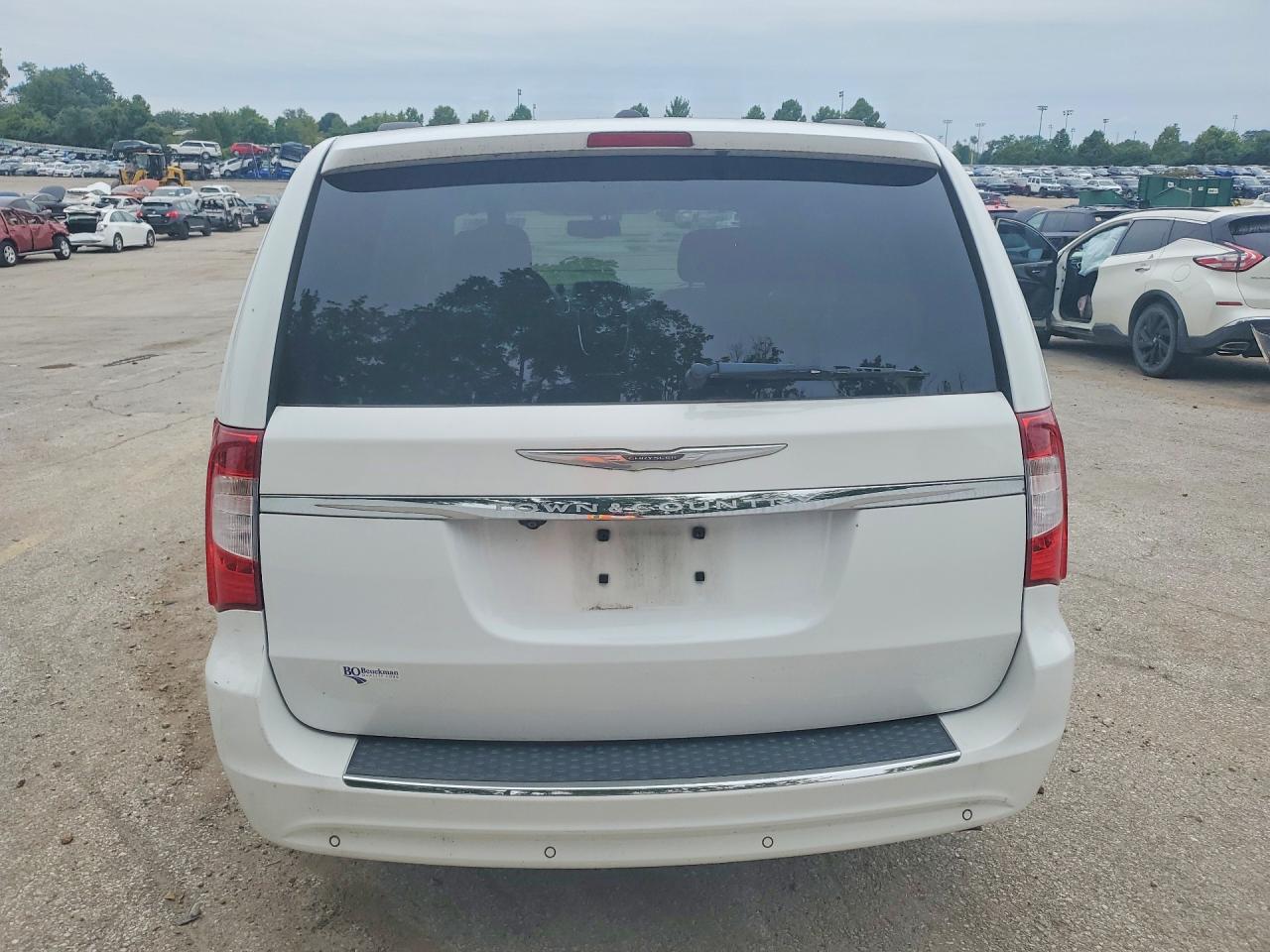2014 Chrysler Town & Country Touring L White vin: 2C4RC1CG5ER143181