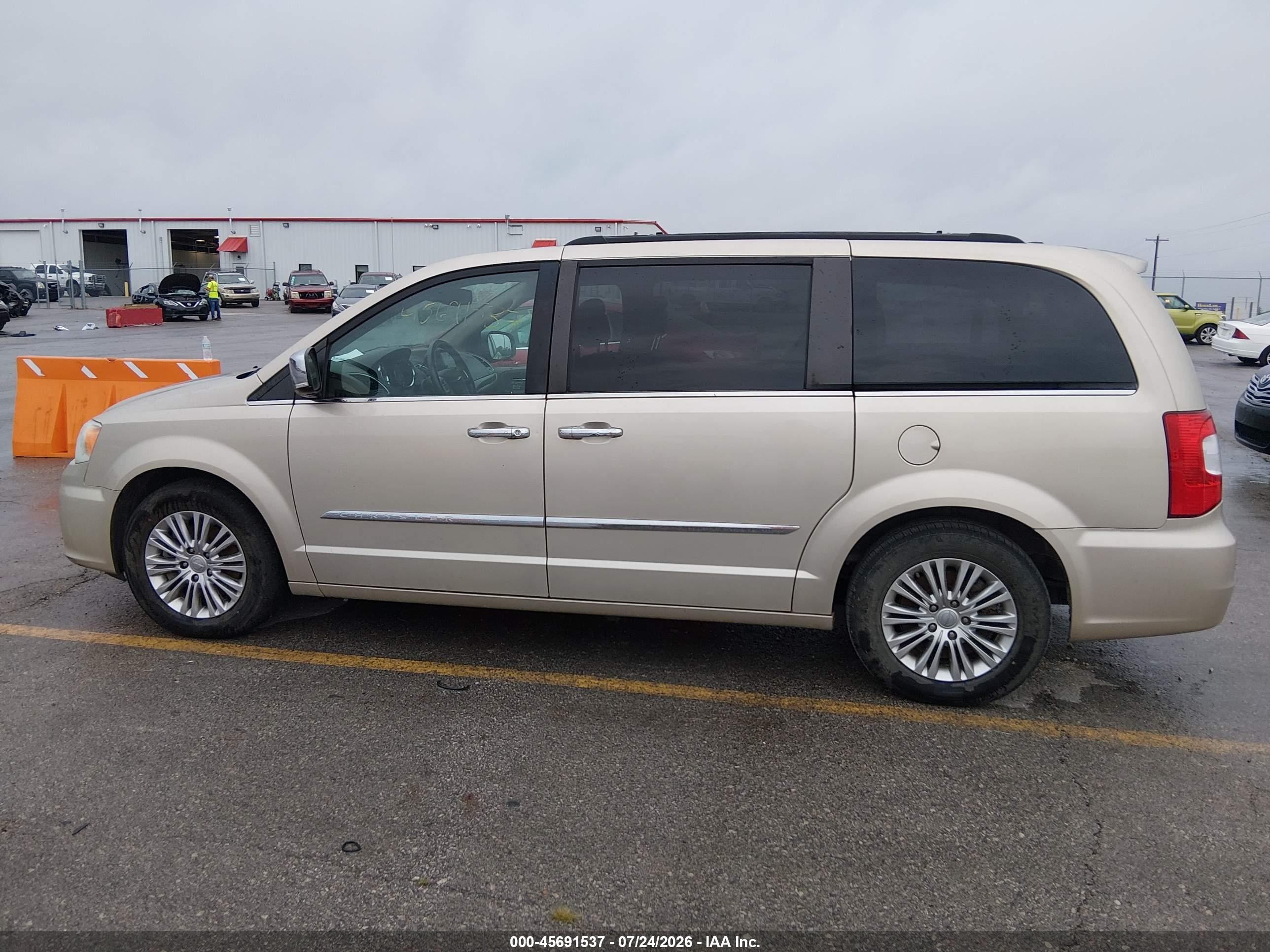 2015 Chrysler Town & Country Touring-l Gold vin: 2C4RC1CG5FR572452