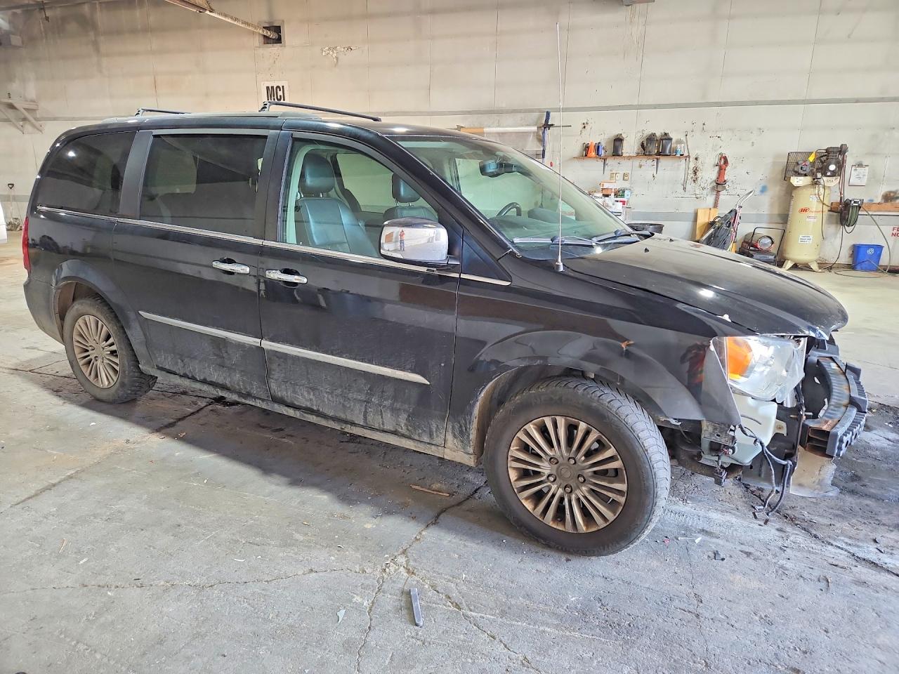2015 Chrysler Town & Country Touring L Black vin: 2C4RC1CG5FR697306