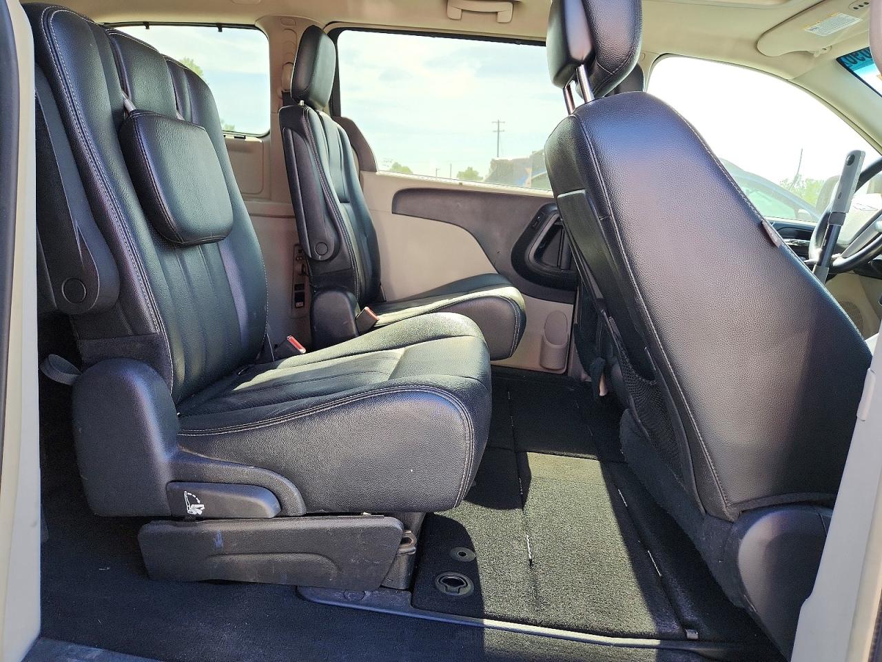 2016 Chrysler Town & Country Touring L Black vin: 2C4RC1CG5GR285422