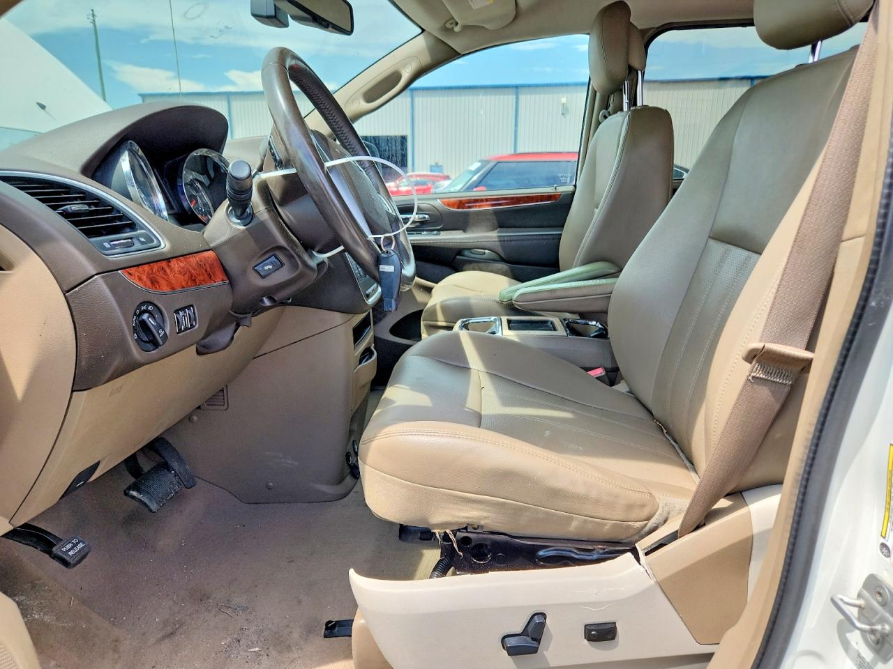 2012 Chrysler Town & Country Touring L White vin: 2C4RC1CG6CR415976