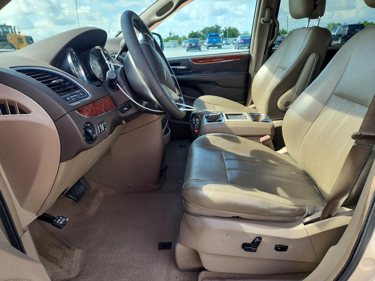 2013 Chrysler Town & Country Touring L Желто-коричневый vin: 2C4RC1CG6DR667857