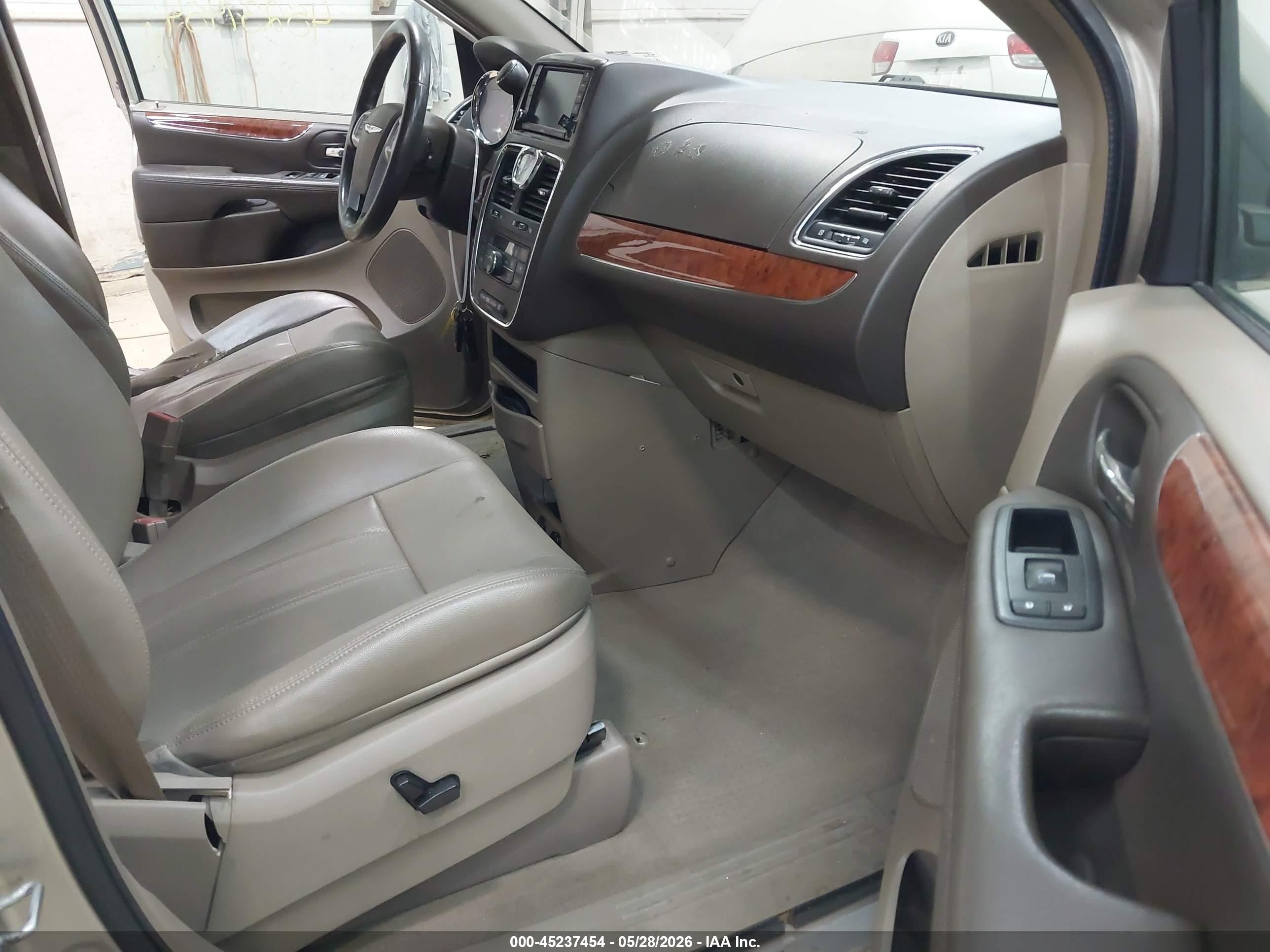 2013 Chrysler Town & Country Touring-l Gold vin: 2C4RC1CG6DR810340