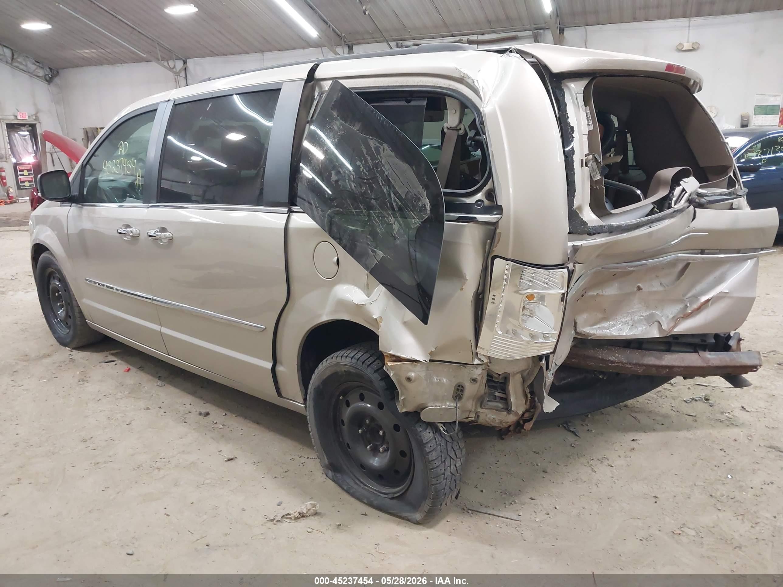 2013 Chrysler Town & Country Touring-l Gold vin: 2C4RC1CG6DR810340