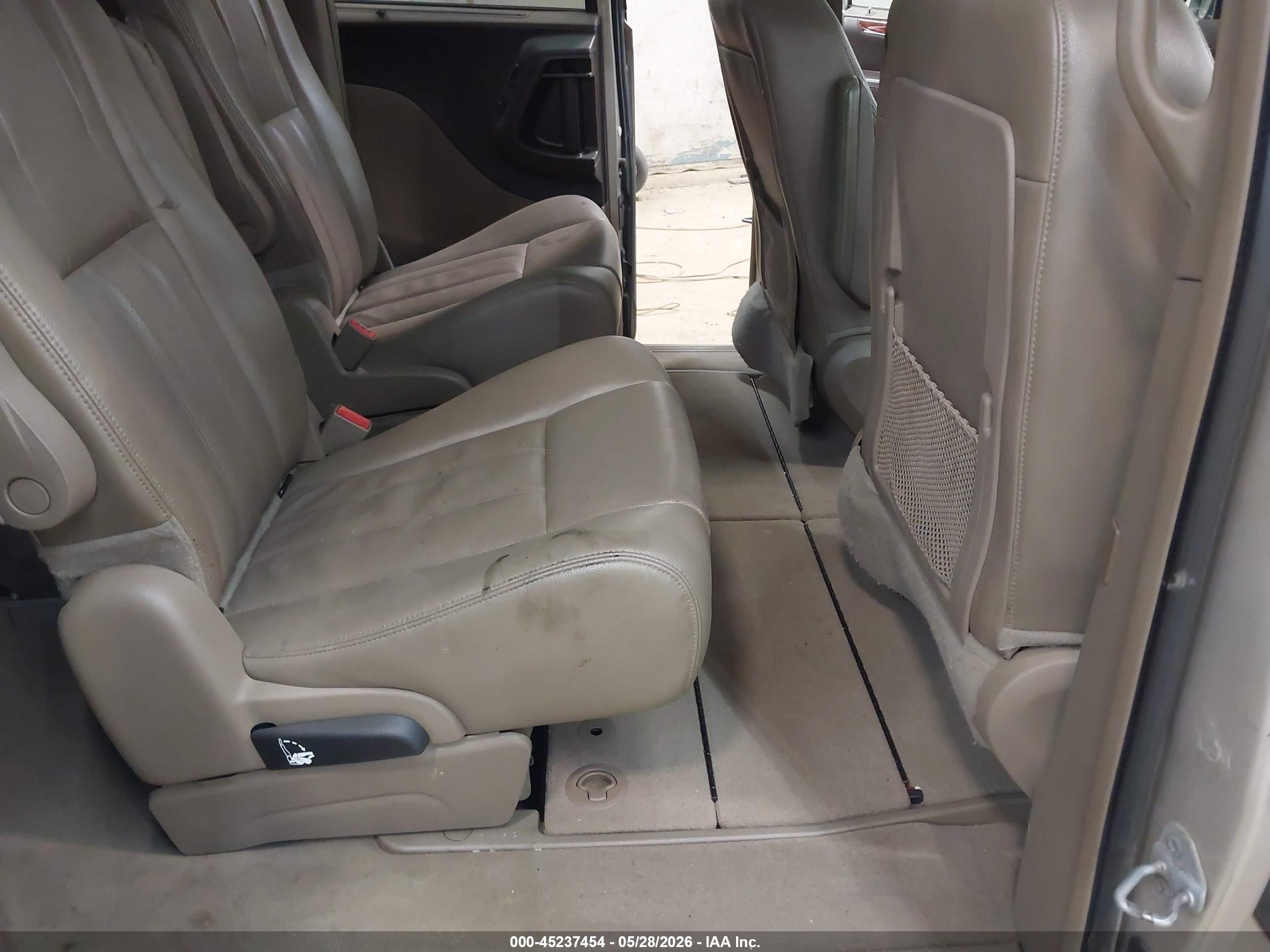2013 Chrysler Town & Country Touring-l Gold vin: 2C4RC1CG6DR810340