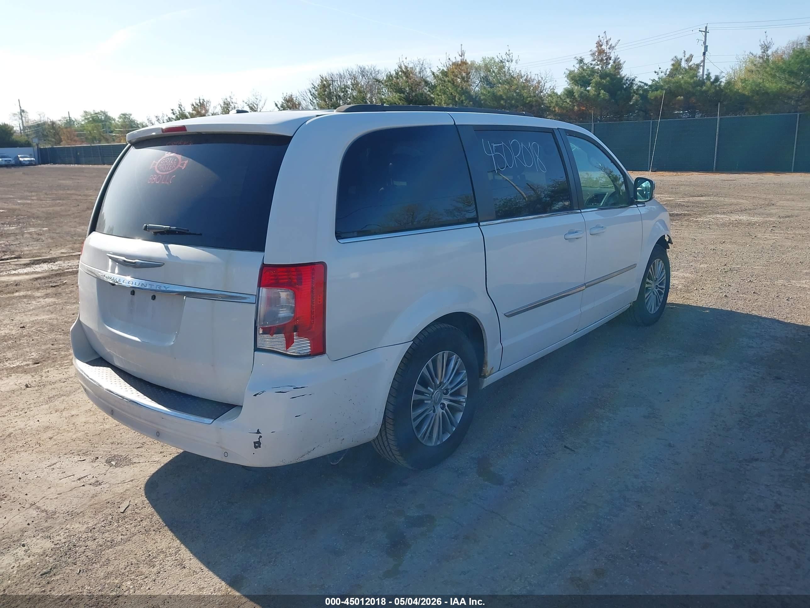 2014 Chrysler Town & Country Touring-l White vin: 2C4RC1CG6ER214839