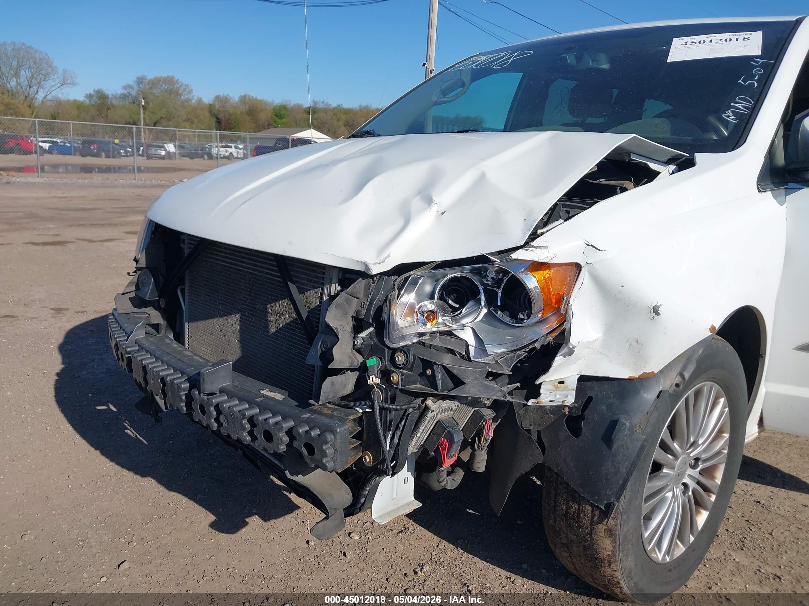 2014 Chrysler Town & Country Touring-l White vin: 2C4RC1CG6ER214839