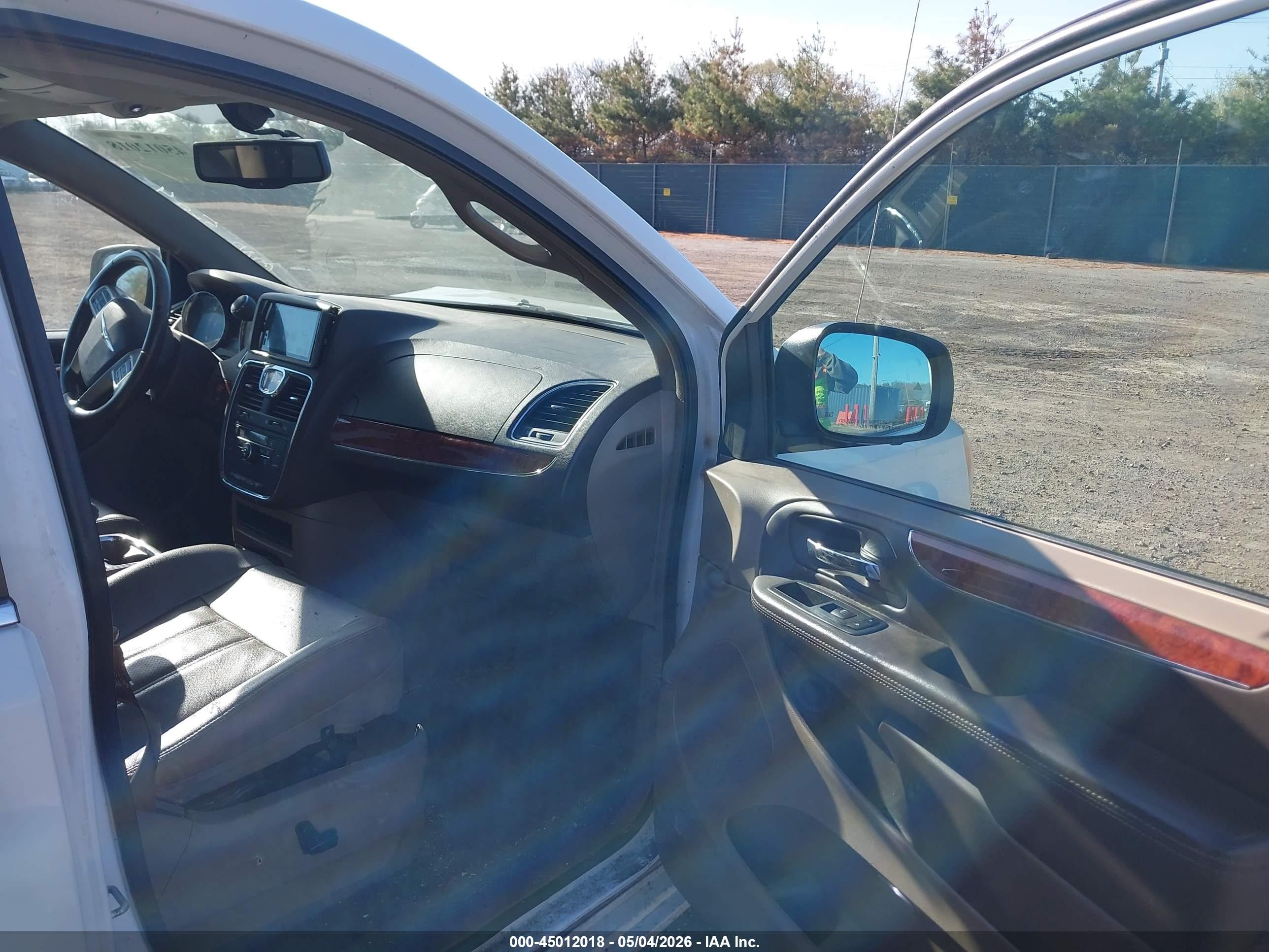 2014 Chrysler Town & Country Touring-l White vin: 2C4RC1CG6ER214839