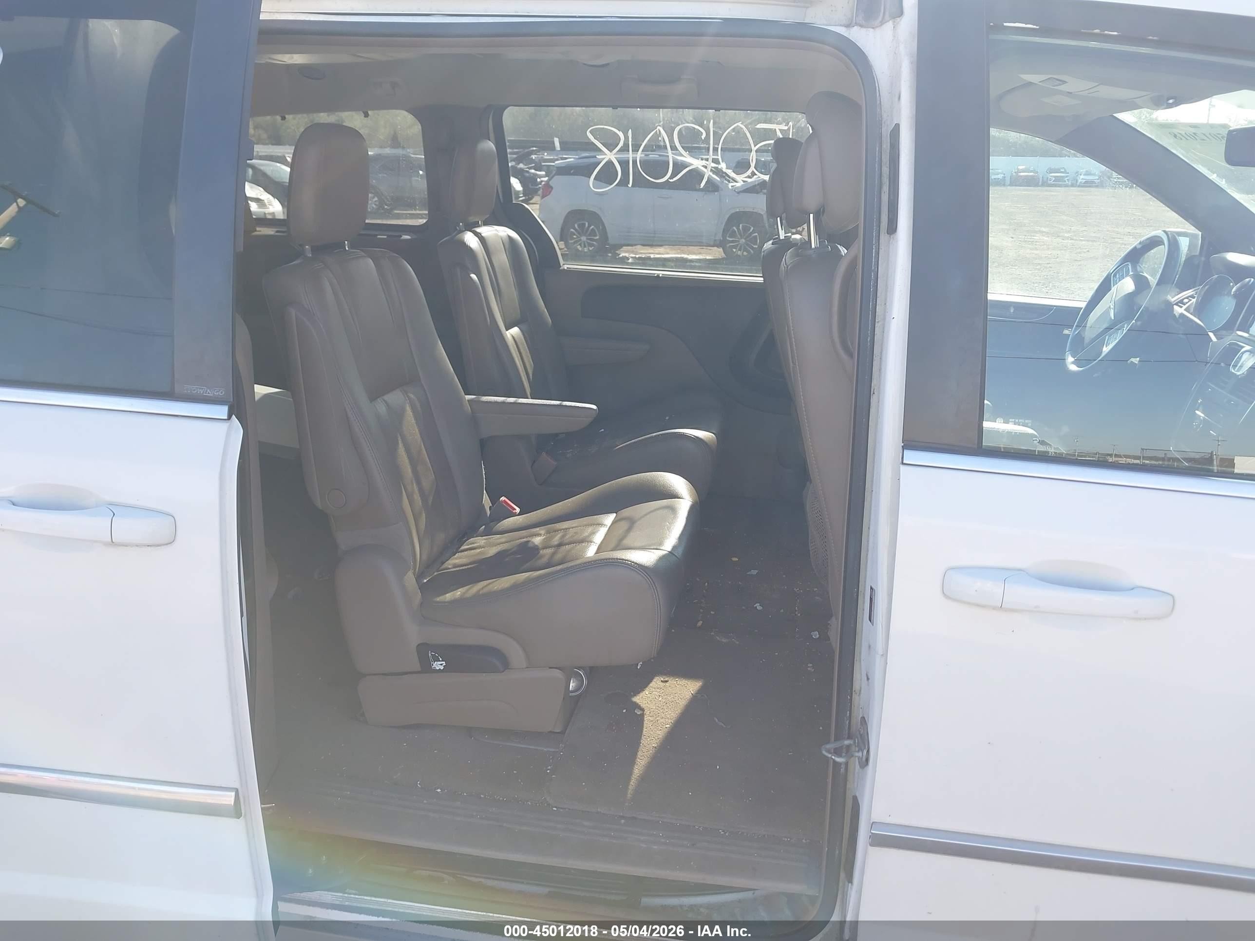 2014 Chrysler Town & Country Touring-l White vin: 2C4RC1CG6ER214839