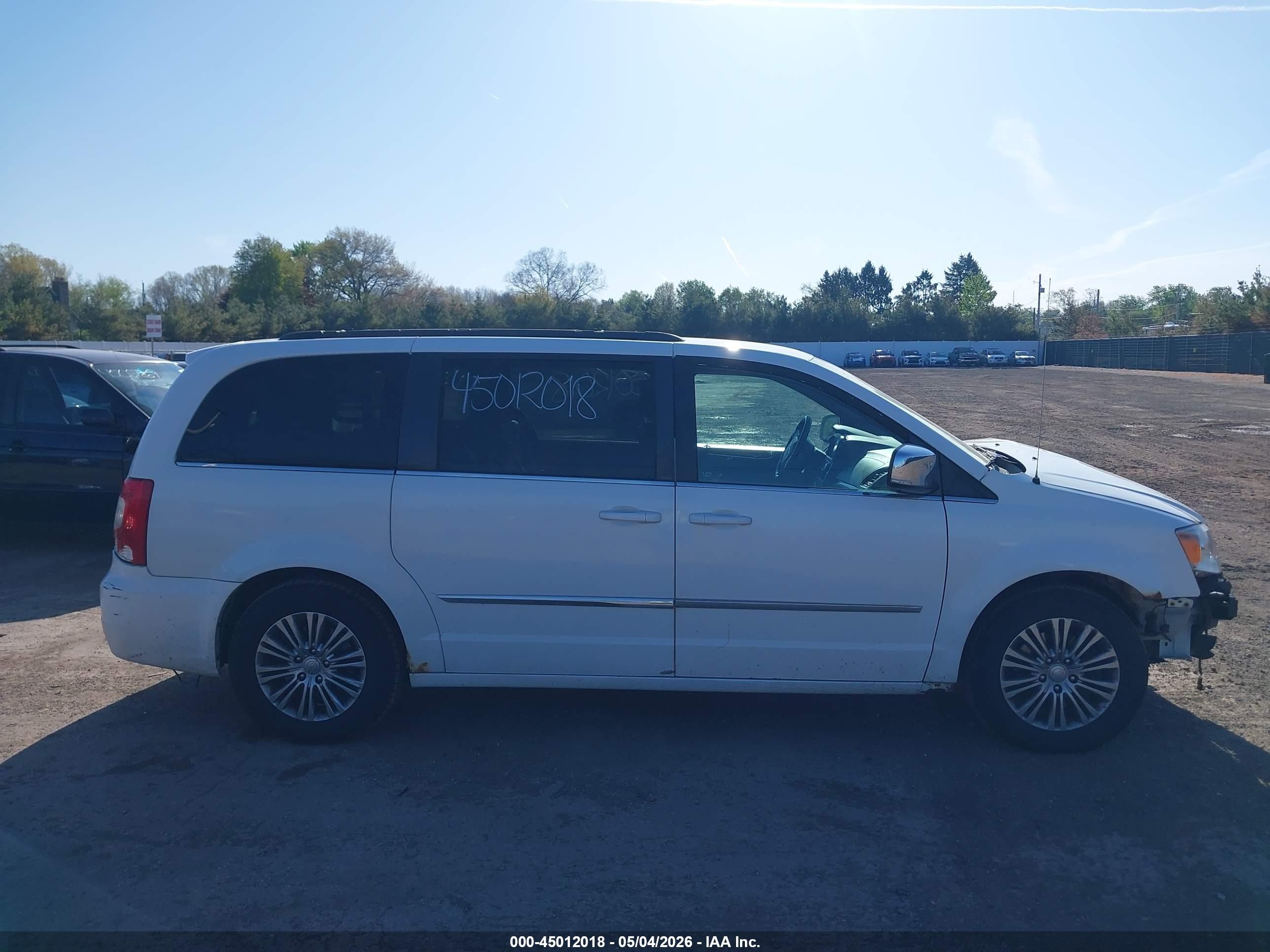 2014 Chrysler Town & Country Touring-l White vin: 2C4RC1CG6ER214839