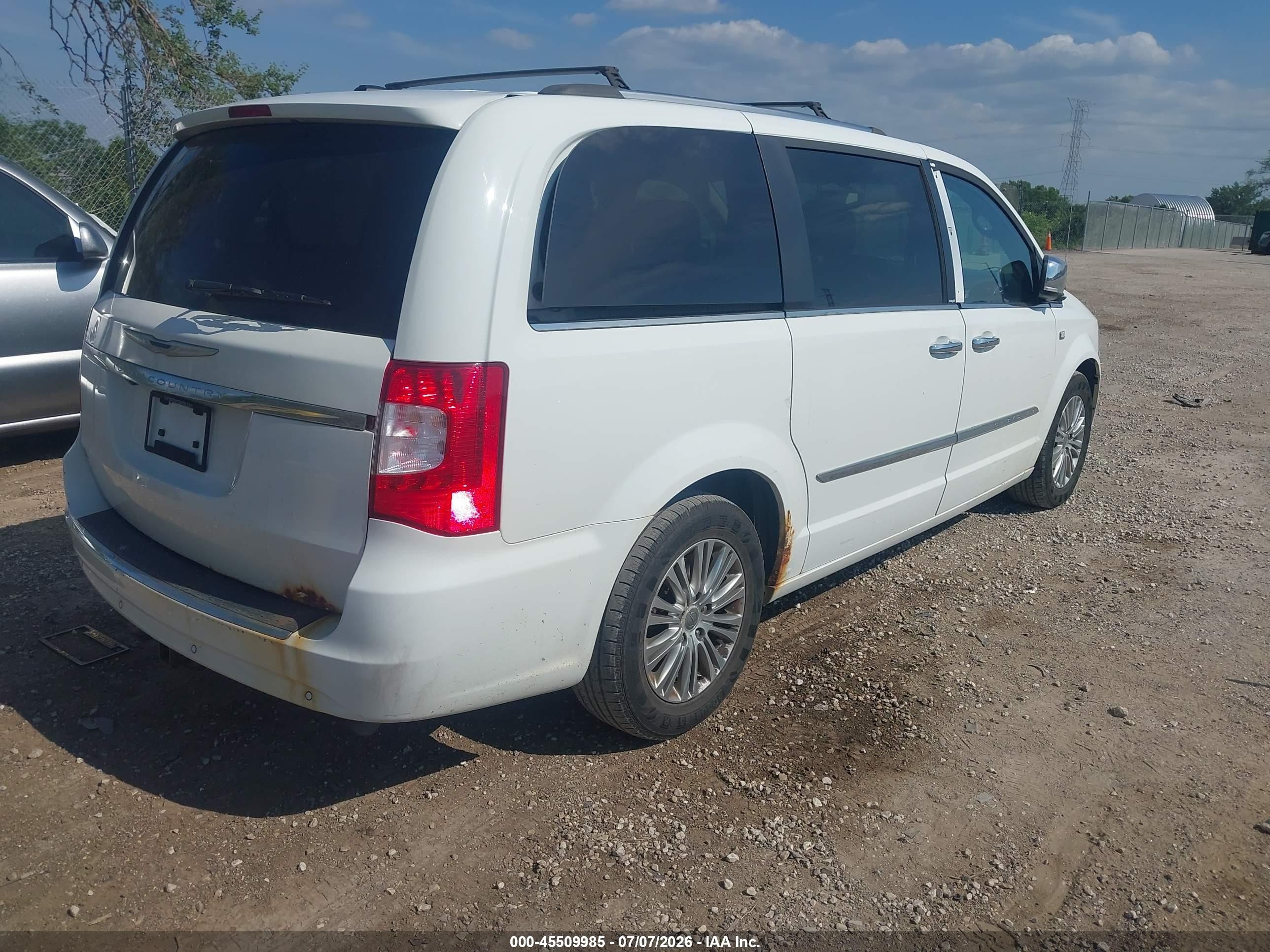 2014 Chrysler Town & Country Touring-l 30th Anniversary White vin: 2C4RC1CG6ER297348