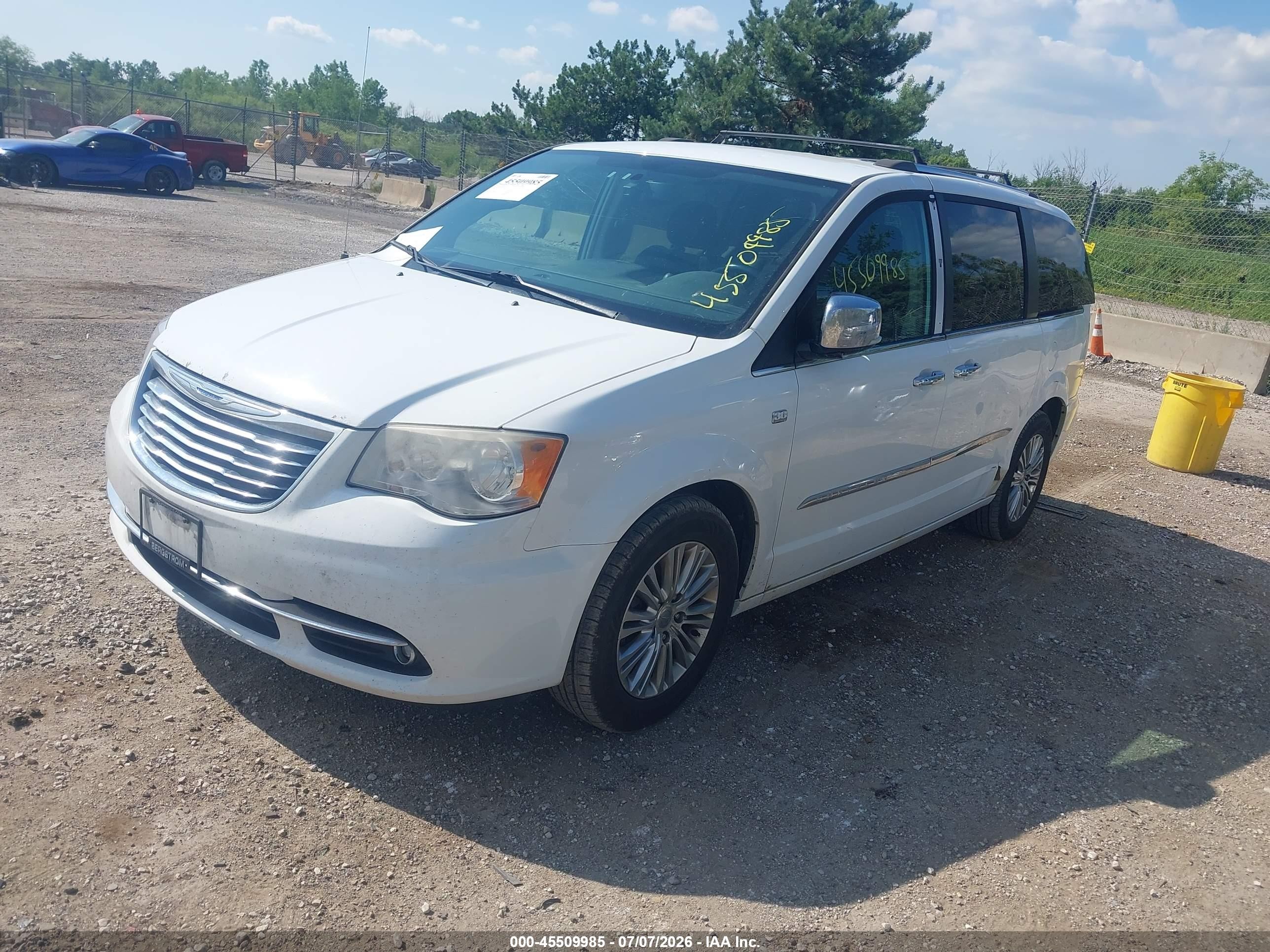 2014 Chrysler Town & Country Touring-l 30th Anniversary White vin: 2C4RC1CG6ER297348