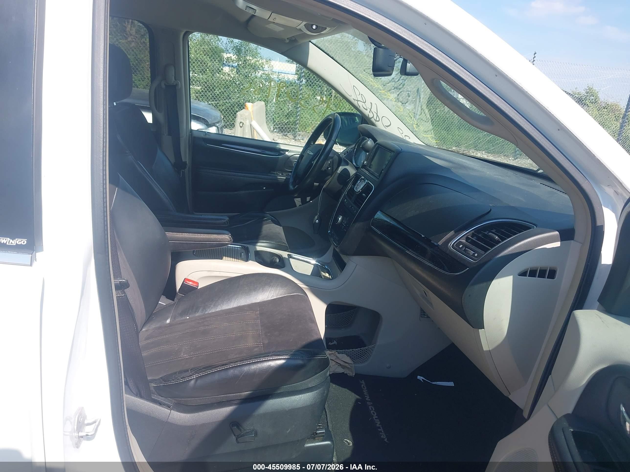 2014 Chrysler Town & Country Touring-l 30th Anniversary White vin: 2C4RC1CG6ER297348