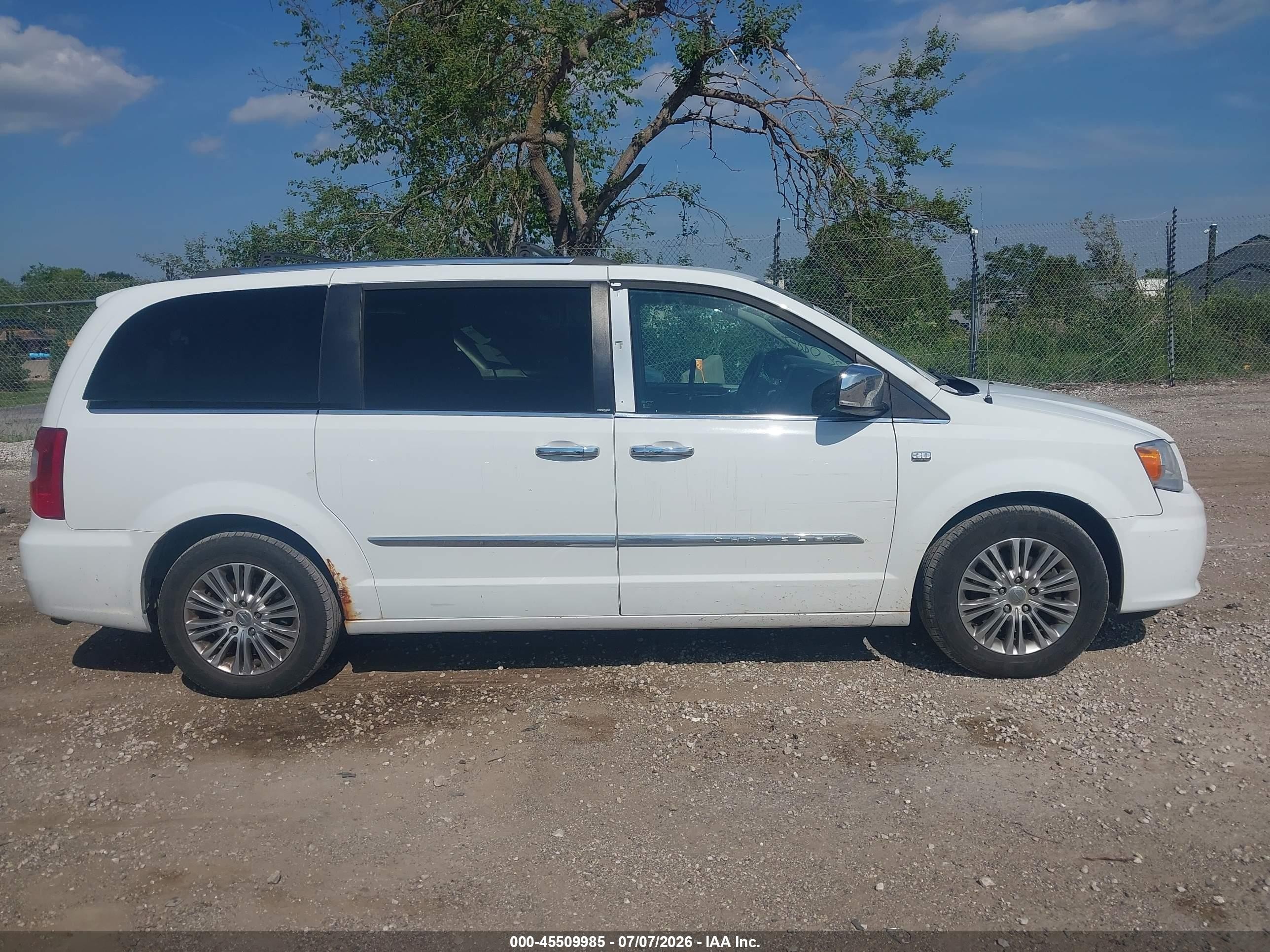 2014 Chrysler Town & Country Touring-l 30th Anniversary White vin: 2C4RC1CG6ER297348