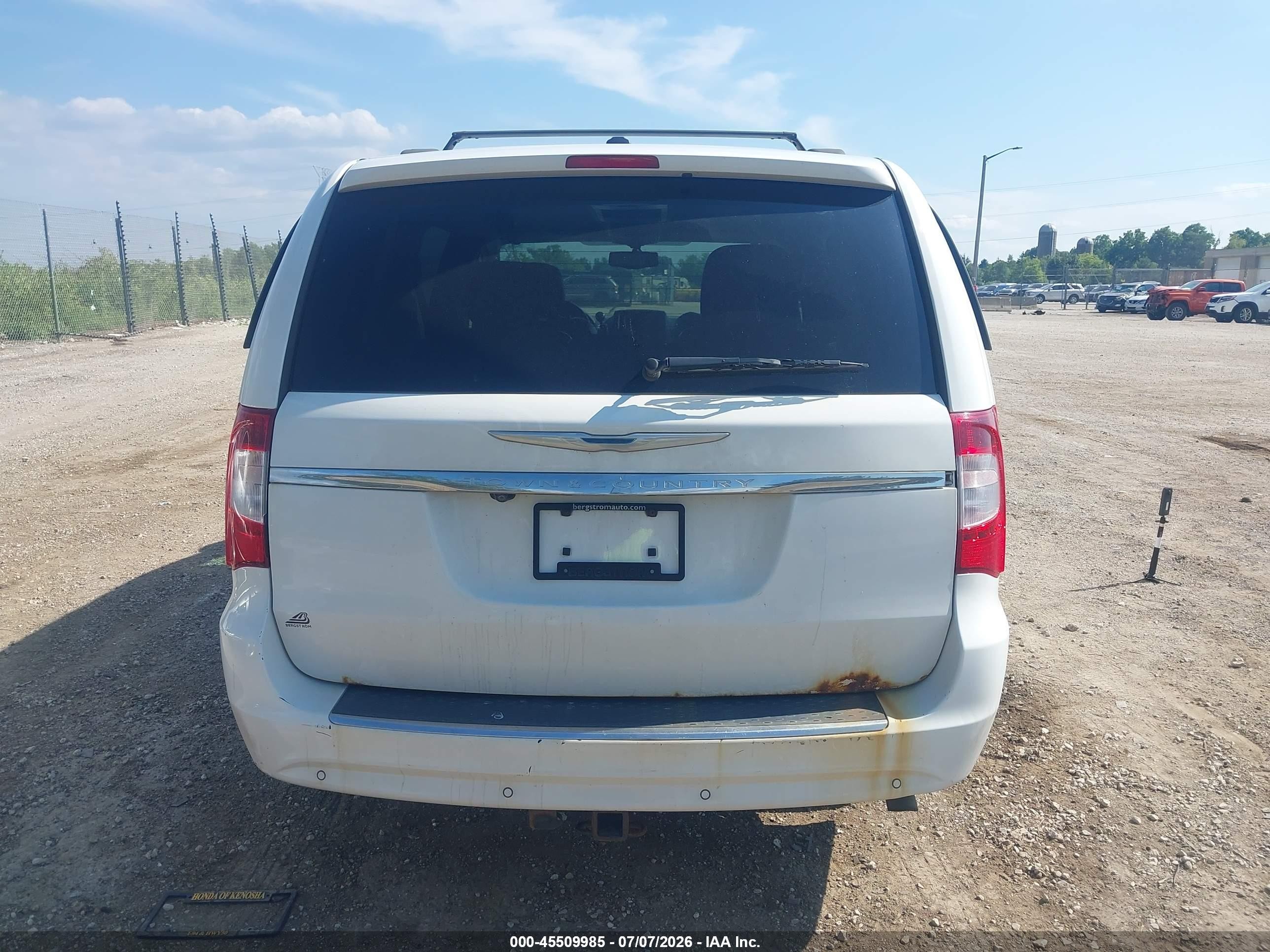 2014 Chrysler Town & Country Touring-l 30th Anniversary White vin: 2C4RC1CG6ER297348