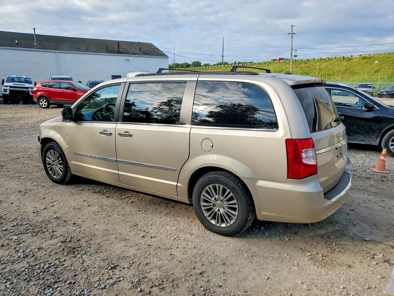 2015 Chrysler Town & Country Touring L Cream vin: 2C4RC1CG6FR522224