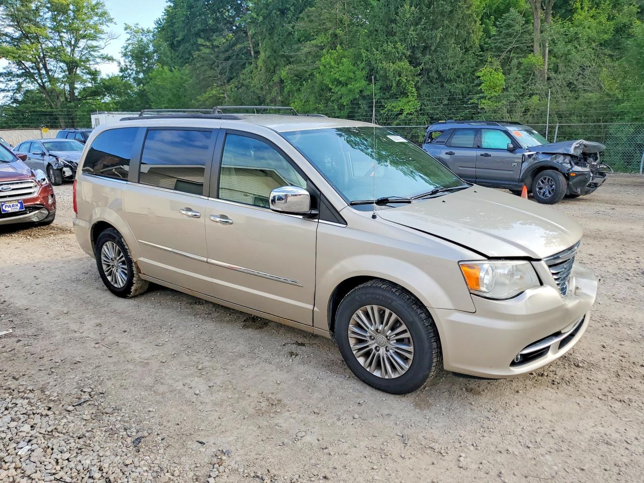 2015 Chrysler Town & Country Touring L Cream vin: 2C4RC1CG6FR522224
