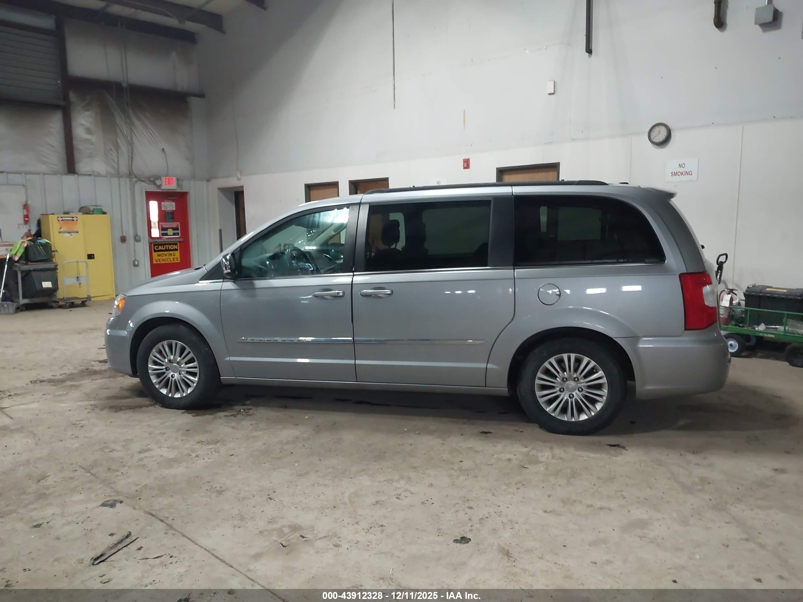 2015 Chrysler Town & Country Touring-l Серебряный vin: 2C4RC1CG6FR601103