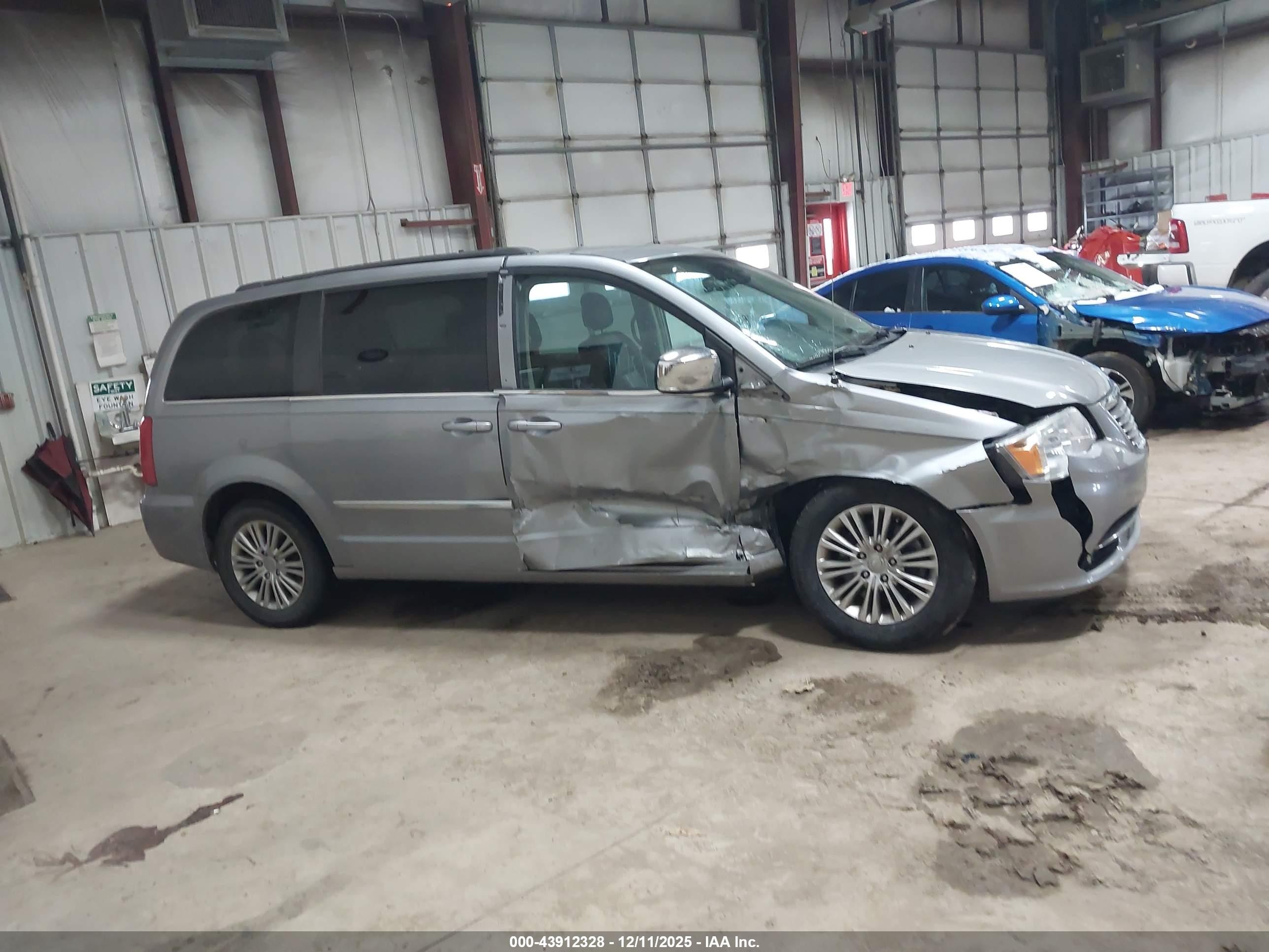 2015 Chrysler Town & Country Touring-l Серебряный vin: 2C4RC1CG6FR601103