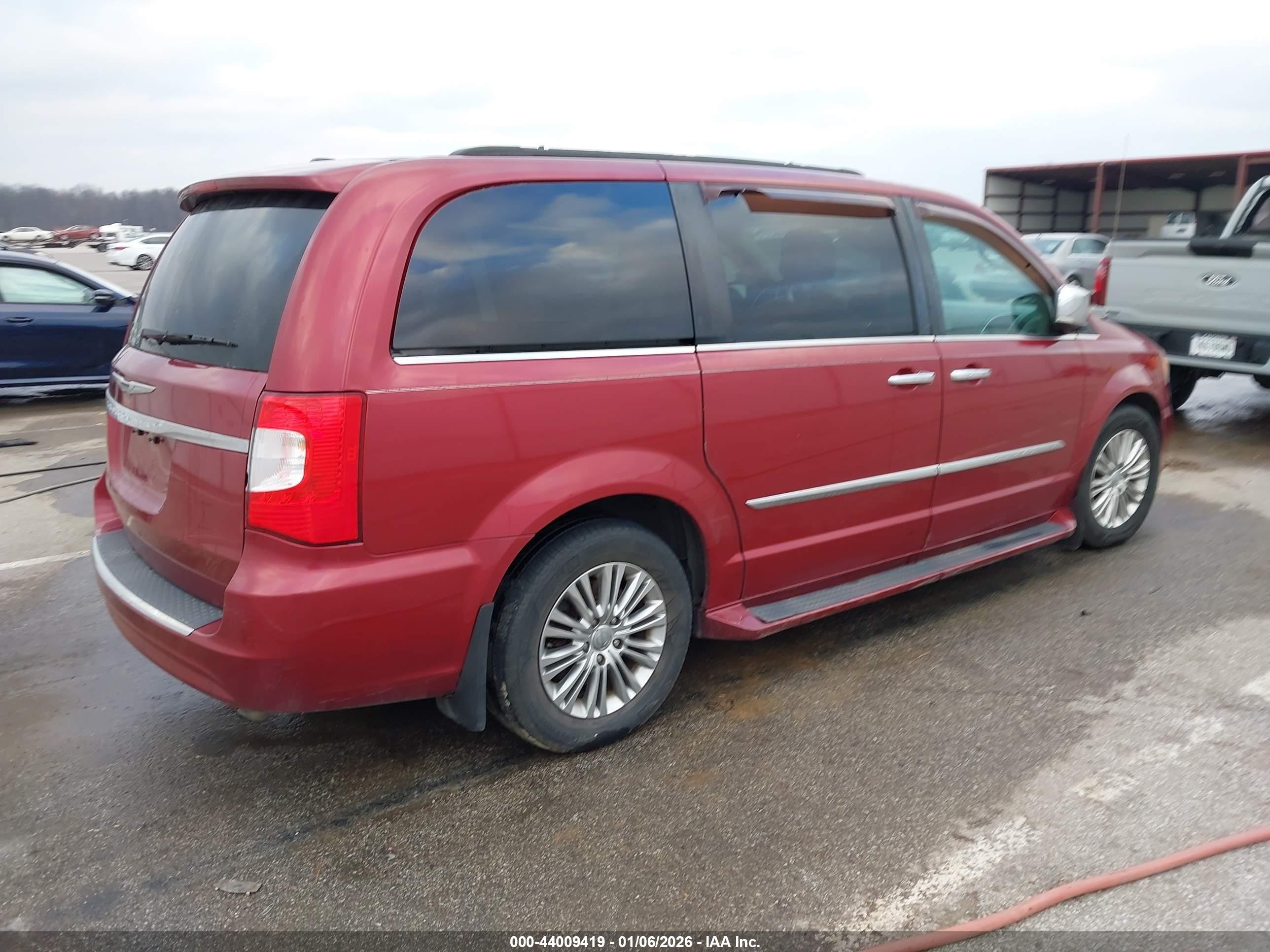 2015 Chrysler Town & Country Touring-l Red vin: 2C4RC1CG6FR656697