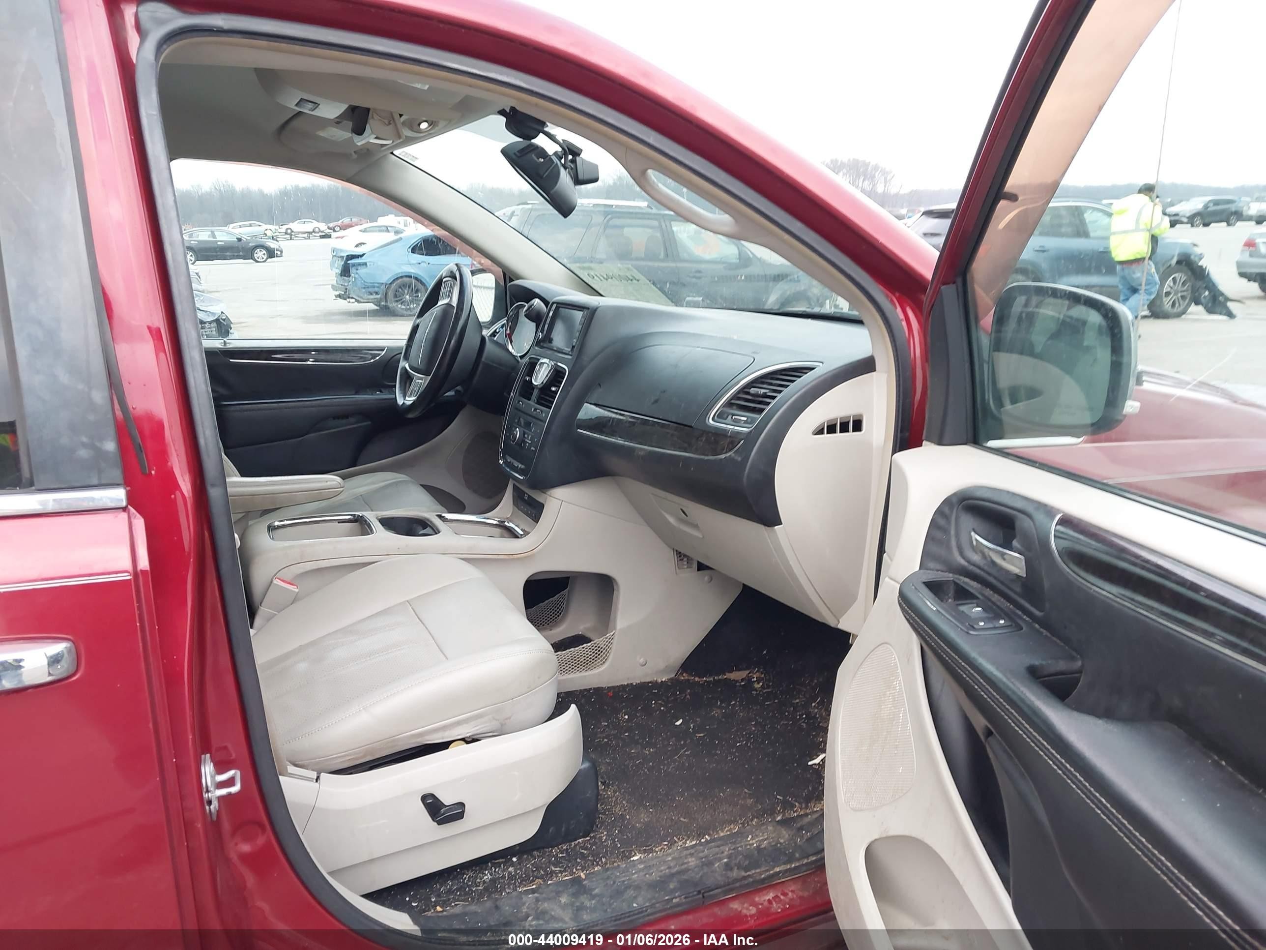 2015 Chrysler Town & Country Touring-l Red vin: 2C4RC1CG6FR656697
