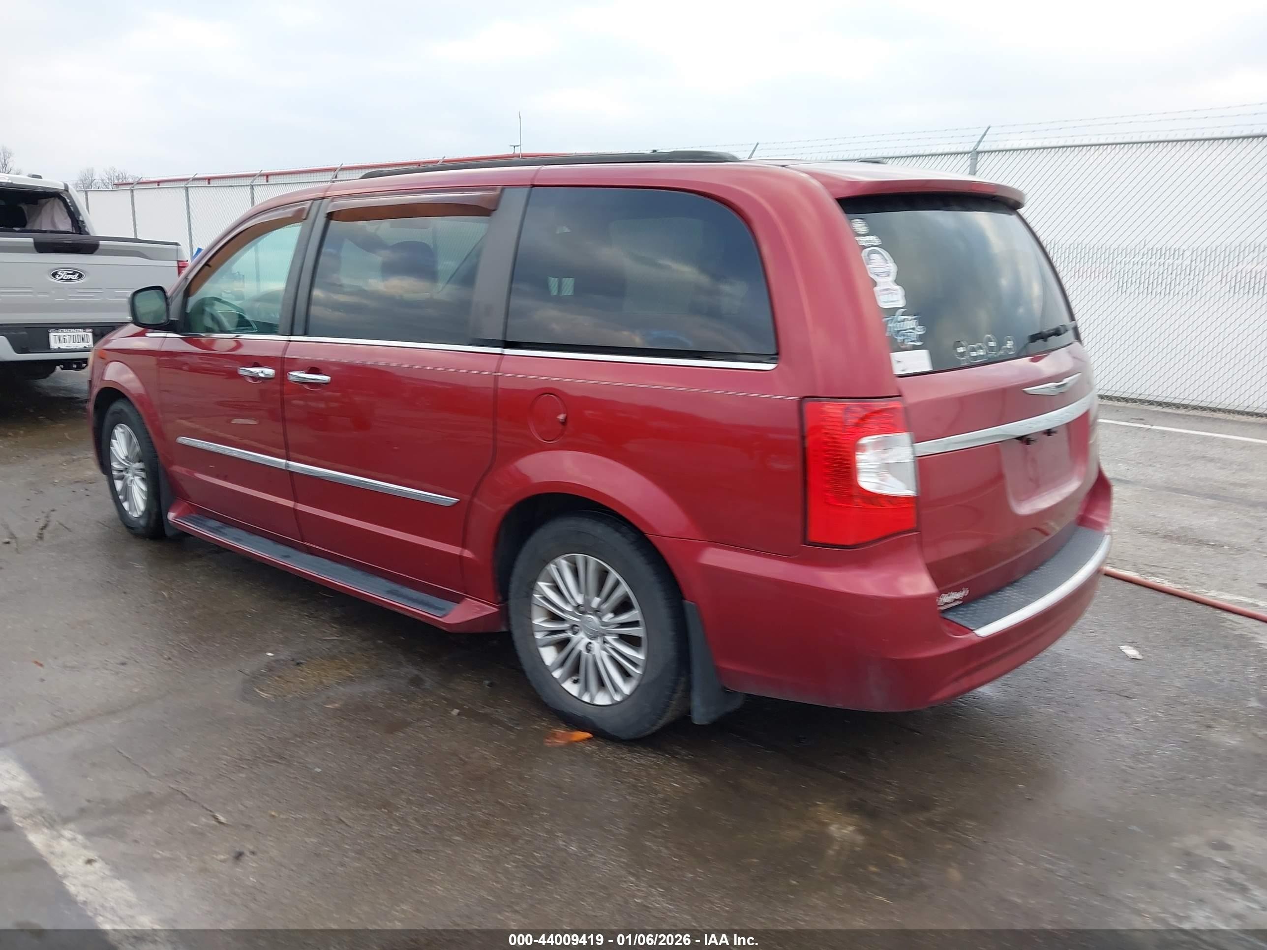 2015 Chrysler Town & Country Touring-l Red vin: 2C4RC1CG6FR656697