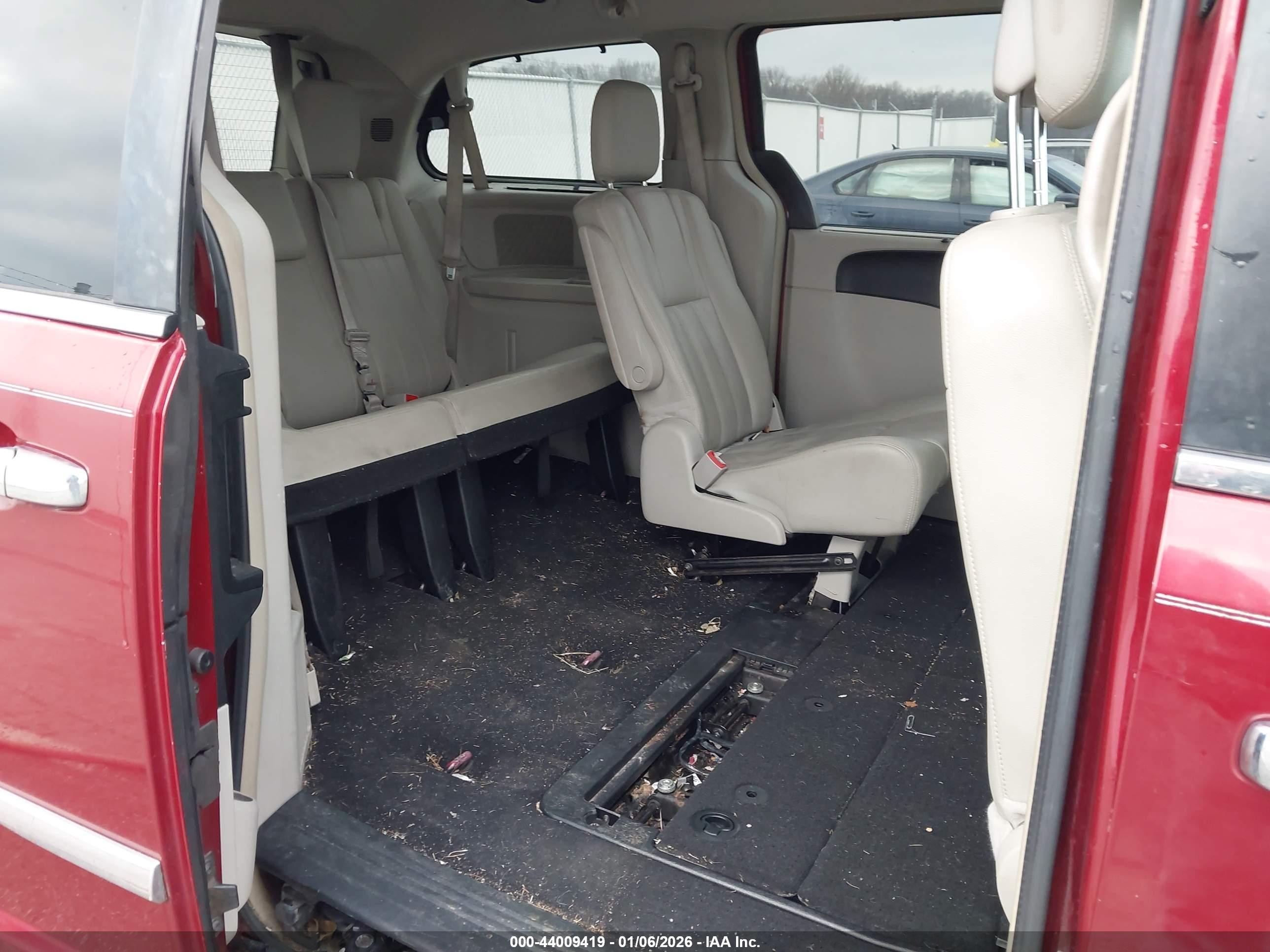 2015 Chrysler Town & Country Touring-l Red vin: 2C4RC1CG6FR656697