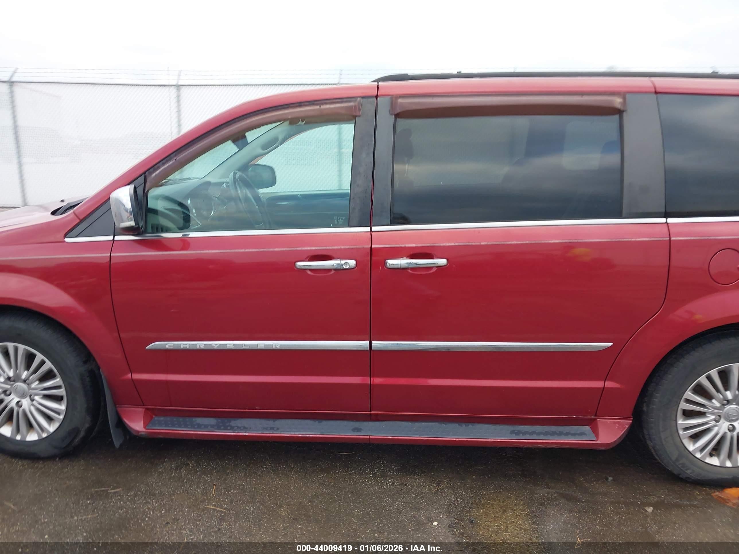 2015 Chrysler Town & Country Touring-l Red vin: 2C4RC1CG6FR656697