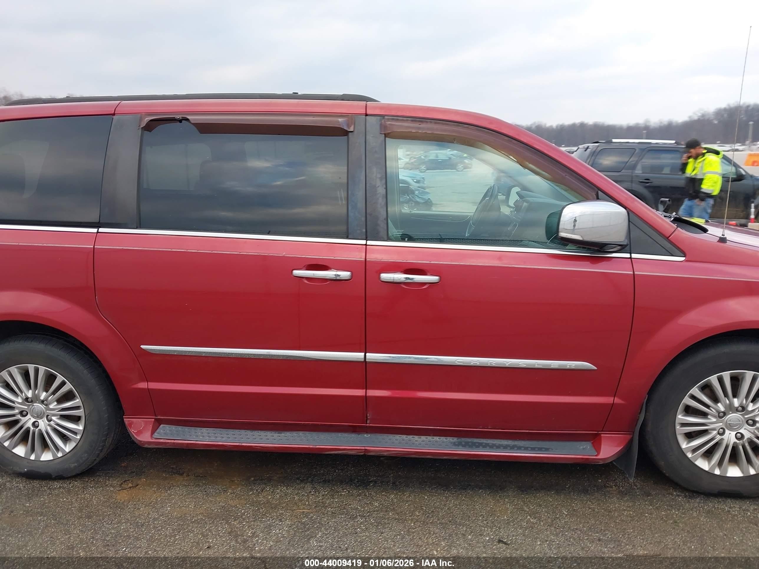 2015 Chrysler Town & Country Touring-l Red vin: 2C4RC1CG6FR656697