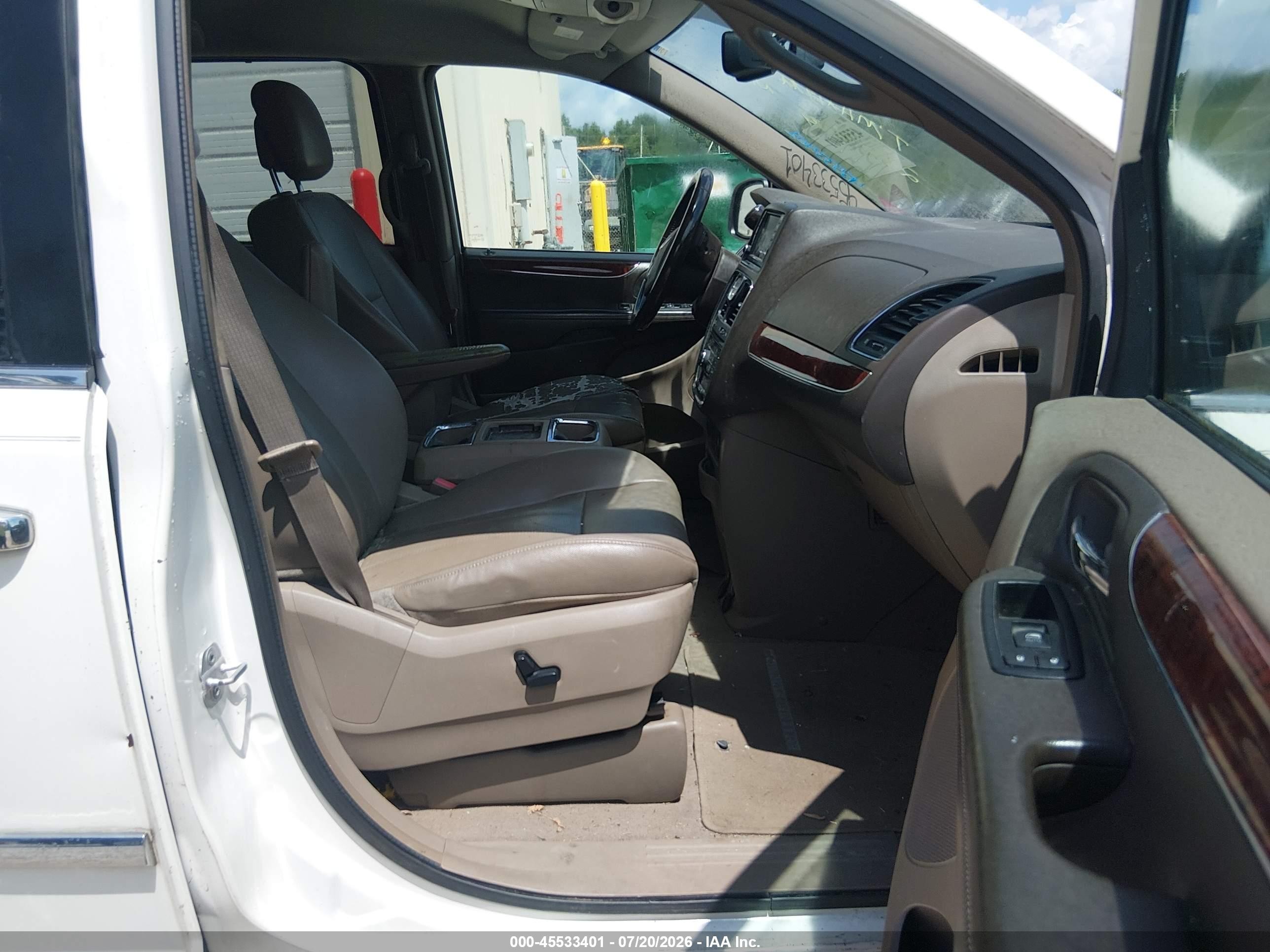 2012 Chrysler Town & Country Touring-l White vin: 2C4RC1CG7CR232974