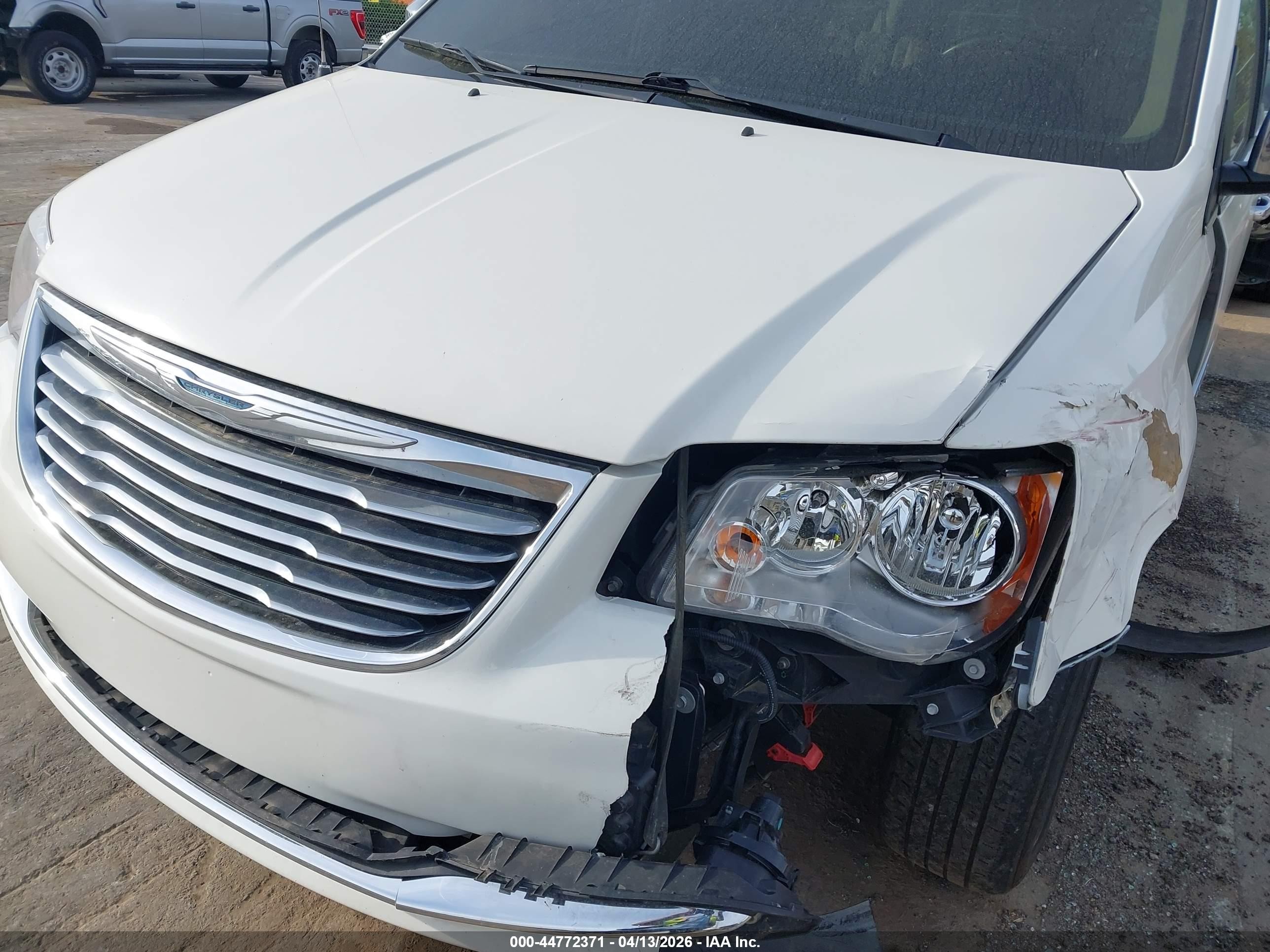 2013 Chrysler Town & Country Touring-l White vin: 2C4RC1CG7DR745823