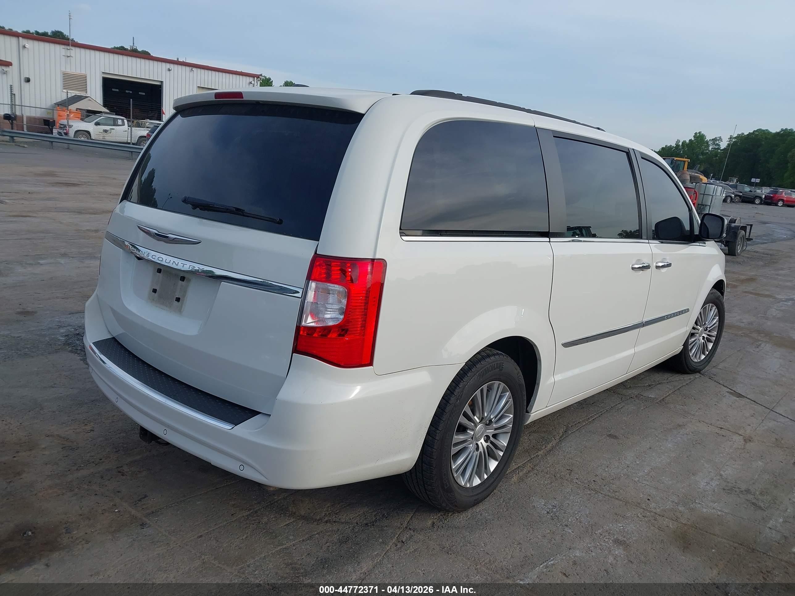 2013 Chrysler Town & Country Touring-l White vin: 2C4RC1CG7DR745823