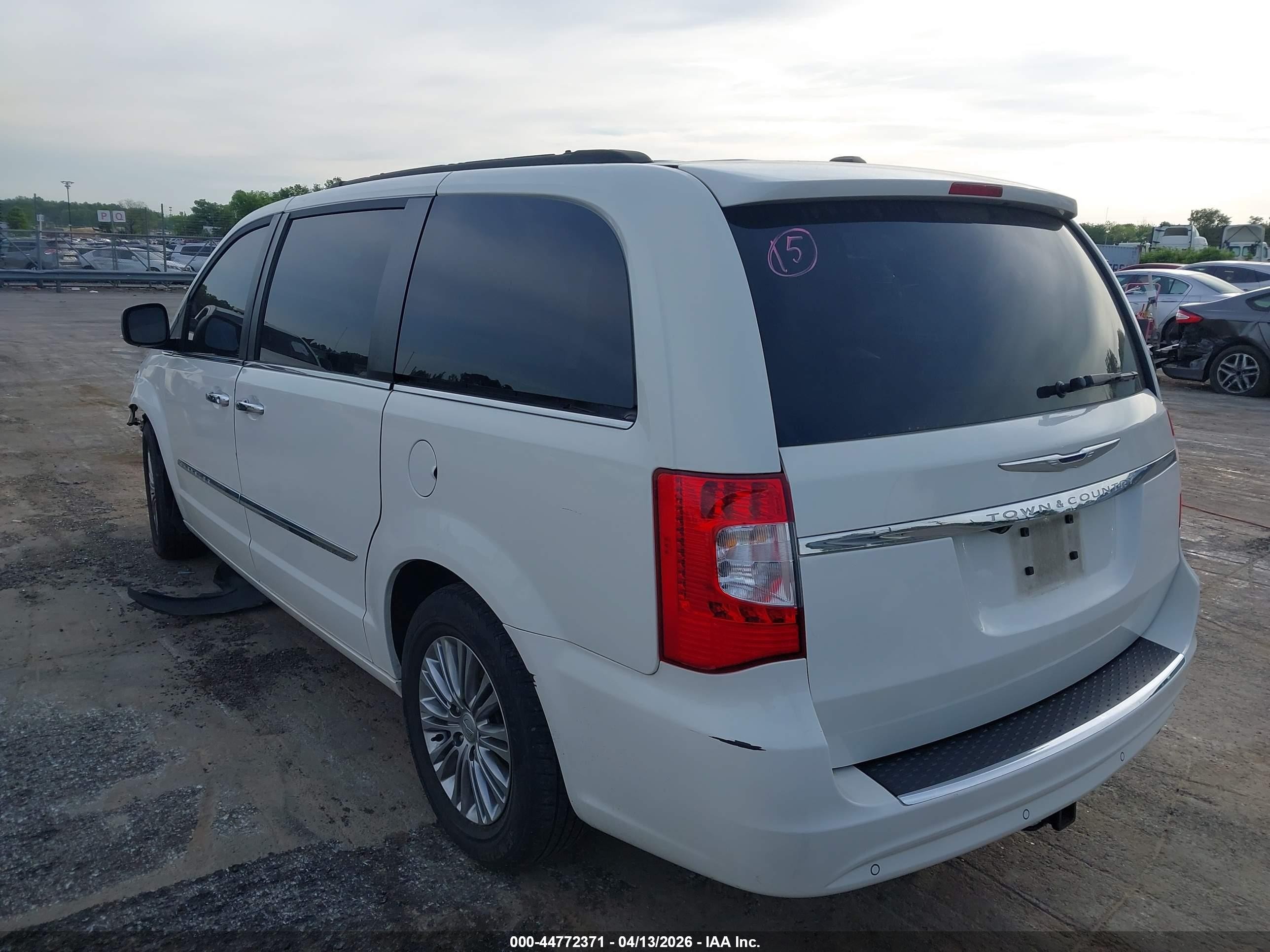 2013 Chrysler Town & Country Touring-l White vin: 2C4RC1CG7DR745823