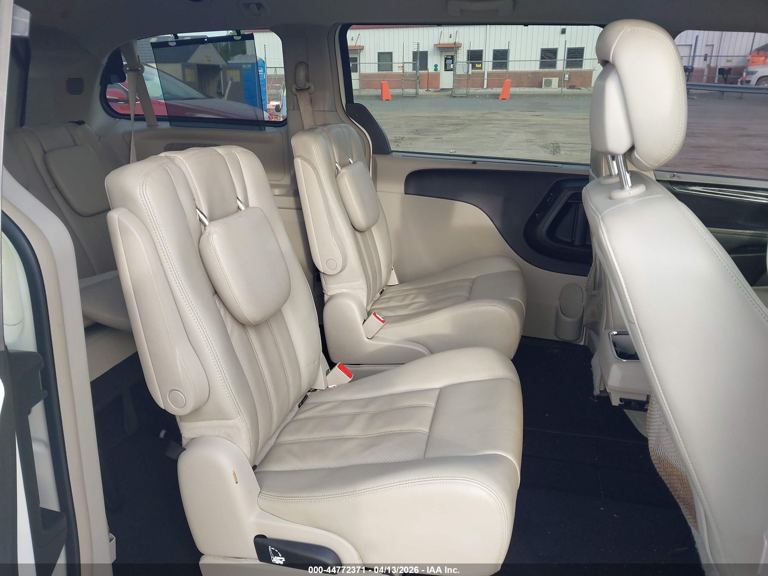 2013 Chrysler Town & Country Touring-l White vin: 2C4RC1CG7DR745823