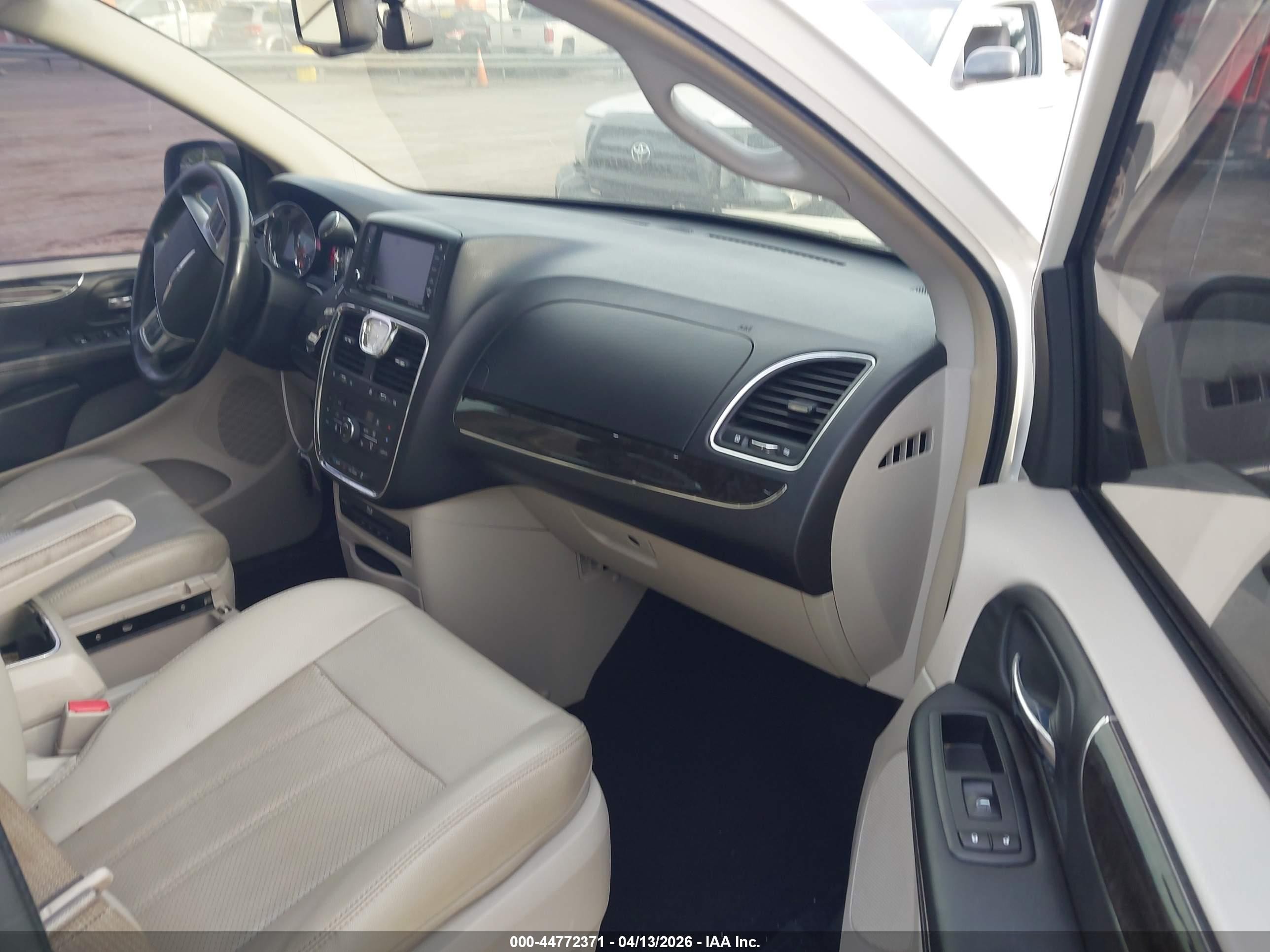 2013 Chrysler Town & Country Touring-l White vin: 2C4RC1CG7DR745823