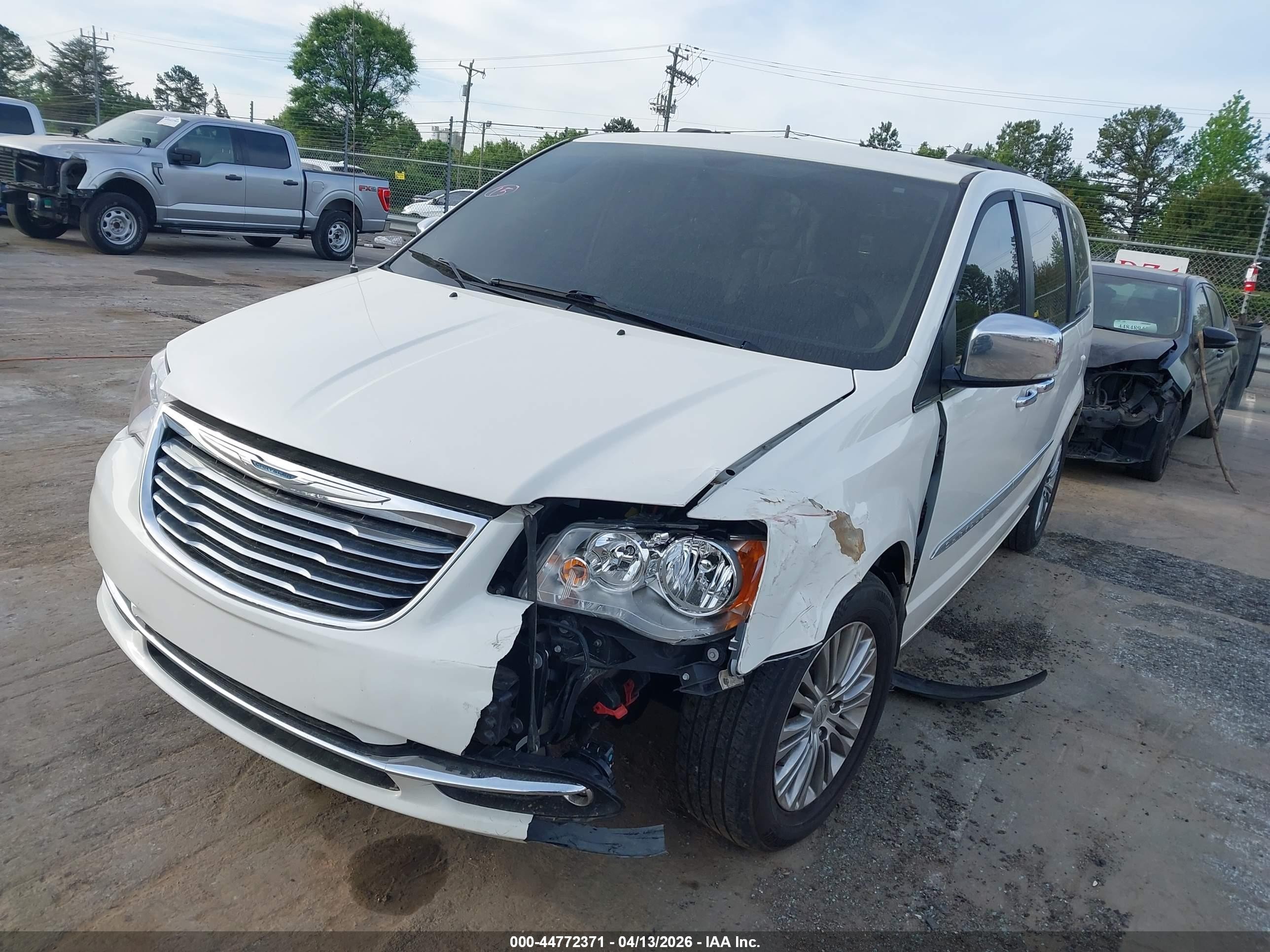 2013 Chrysler Town & Country Touring-l White vin: 2C4RC1CG7DR745823