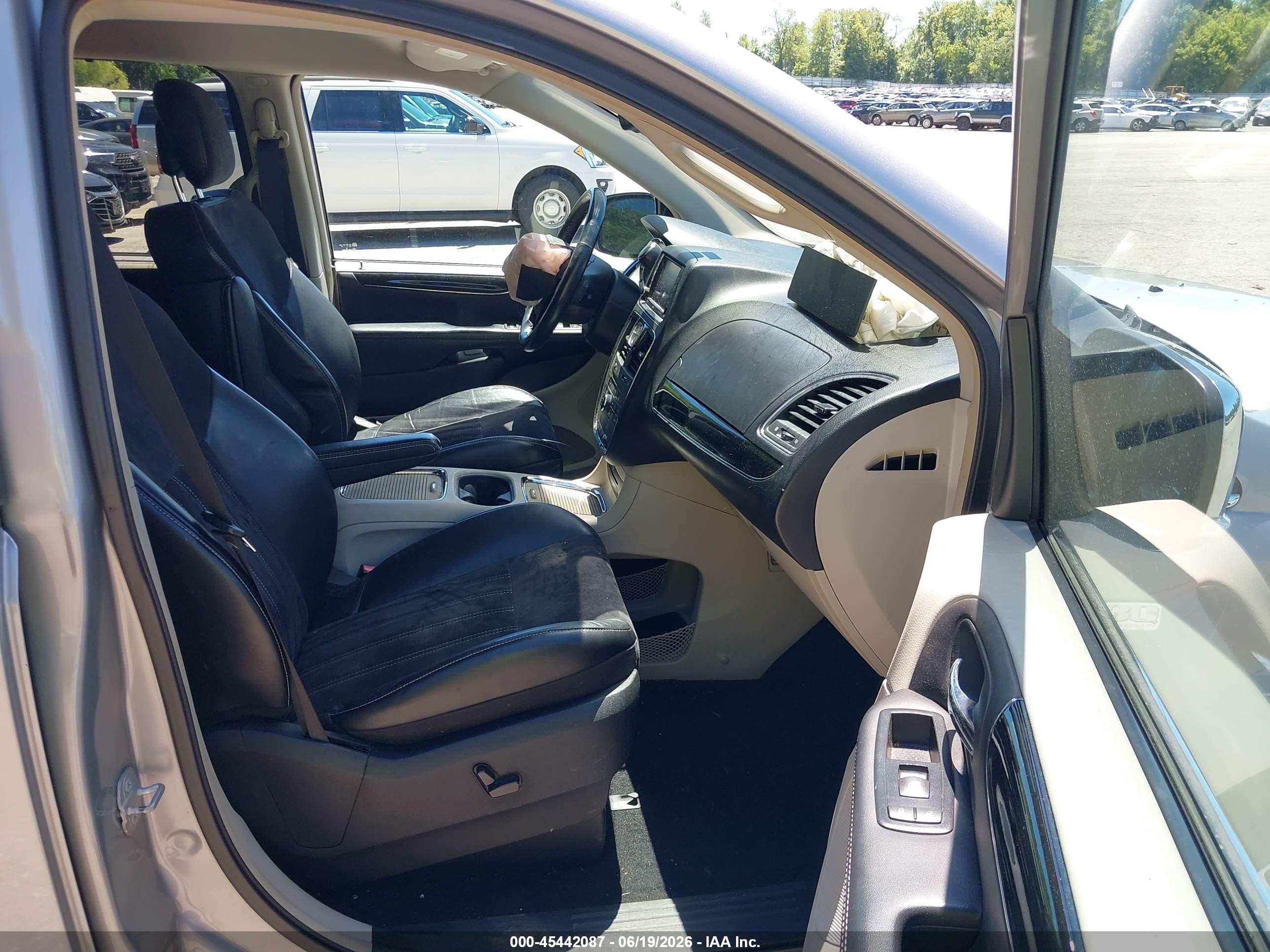 2014 Chrysler Town & Country Touring-l 30th Anniversary Silver vin: 2C4RC1CG7ER424673