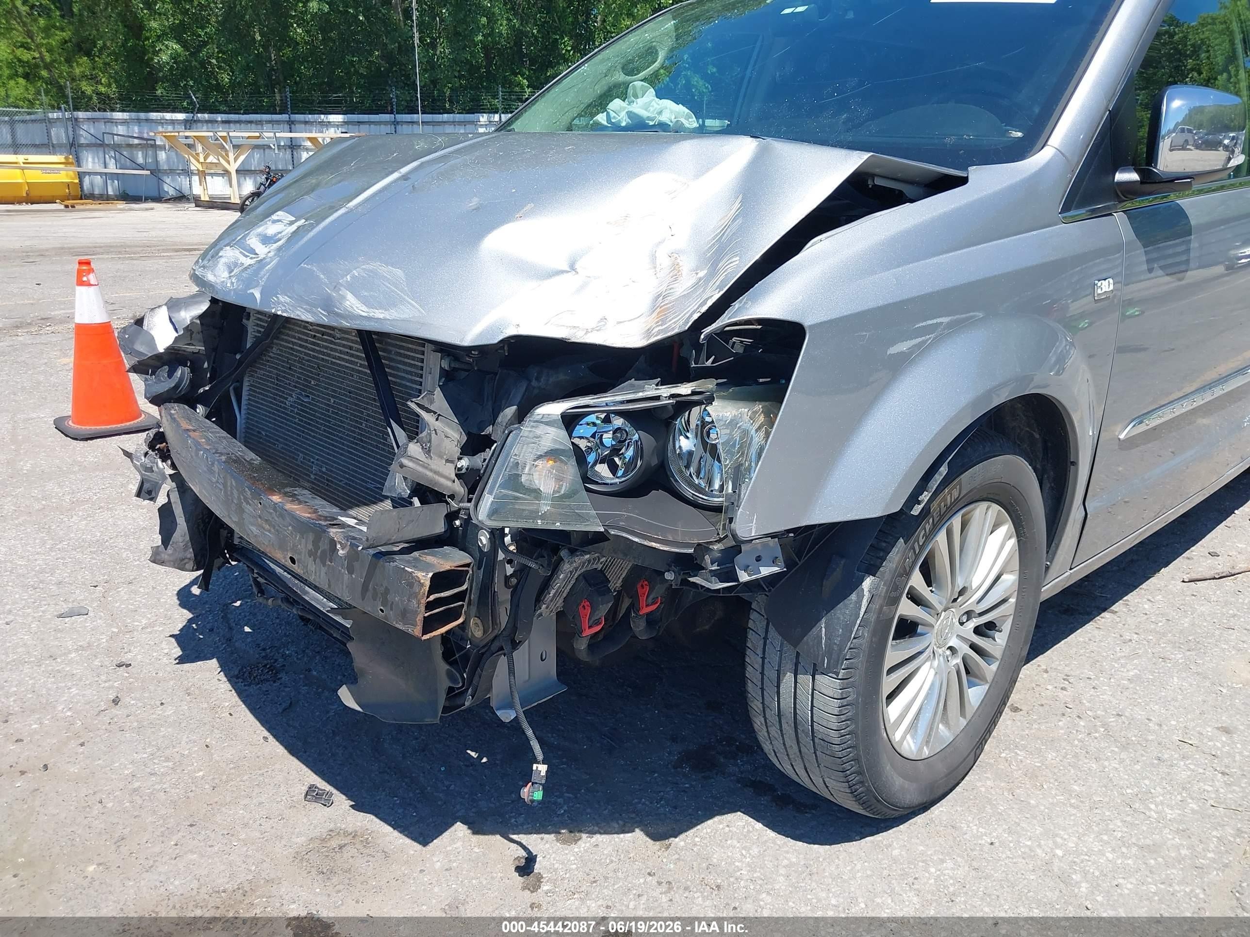 2014 Chrysler Town & Country Touring-l 30th Anniversary Silver vin: 2C4RC1CG7ER424673