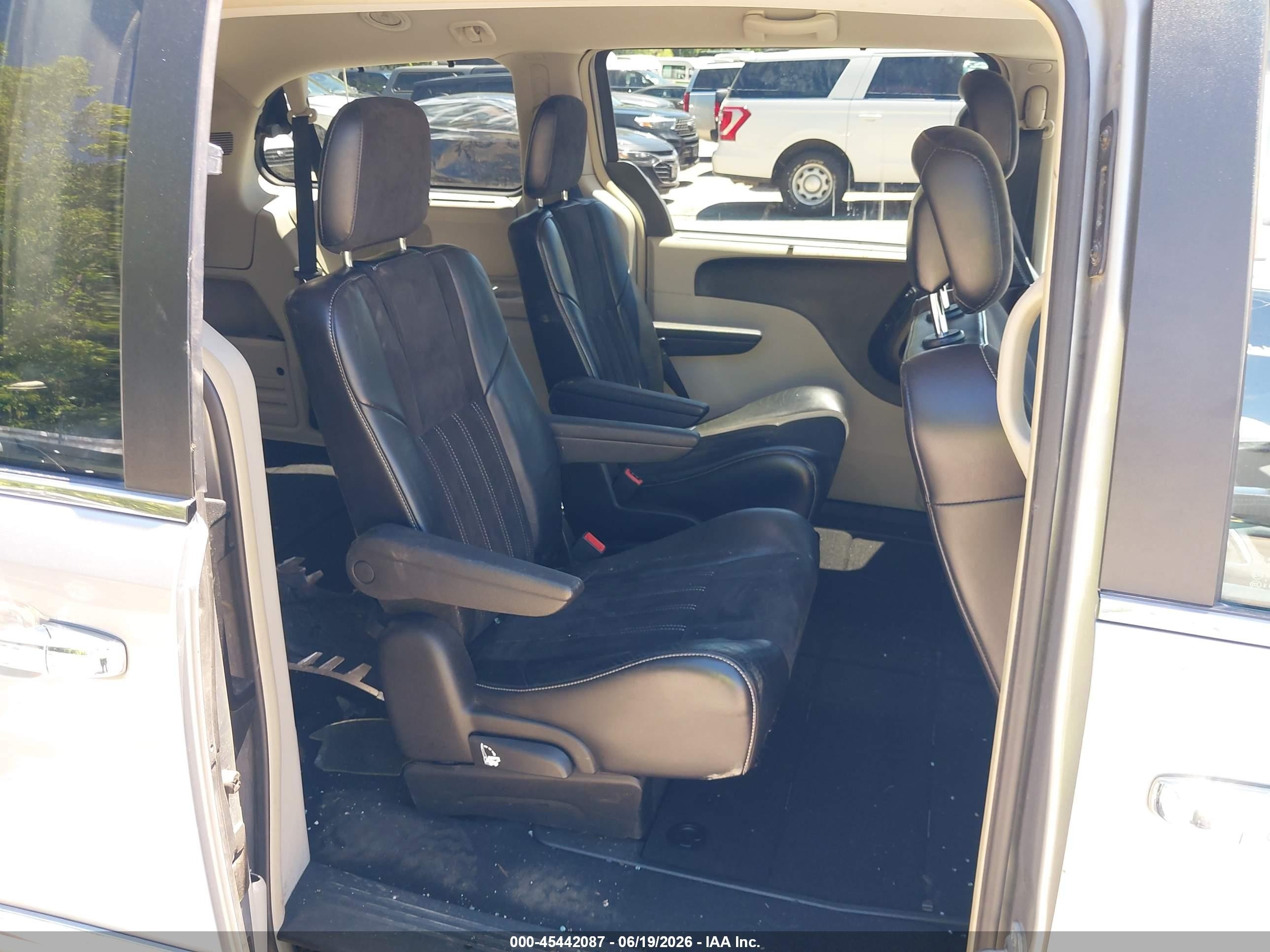 2014 Chrysler Town & Country Touring-l 30th Anniversary Silver vin: 2C4RC1CG7ER424673