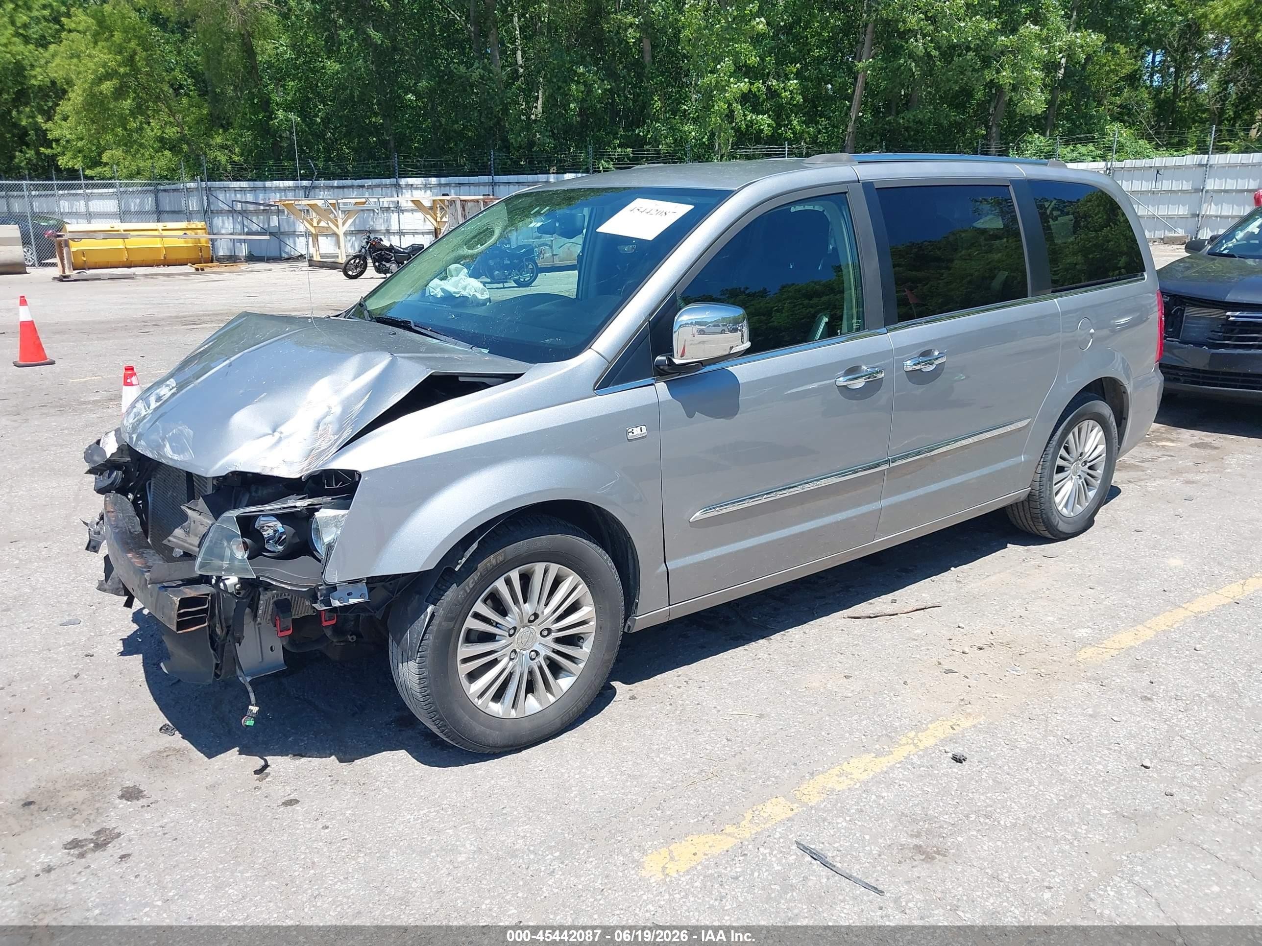 2014 Chrysler Town & Country Touring-l 30th Anniversary Silver vin: 2C4RC1CG7ER424673
