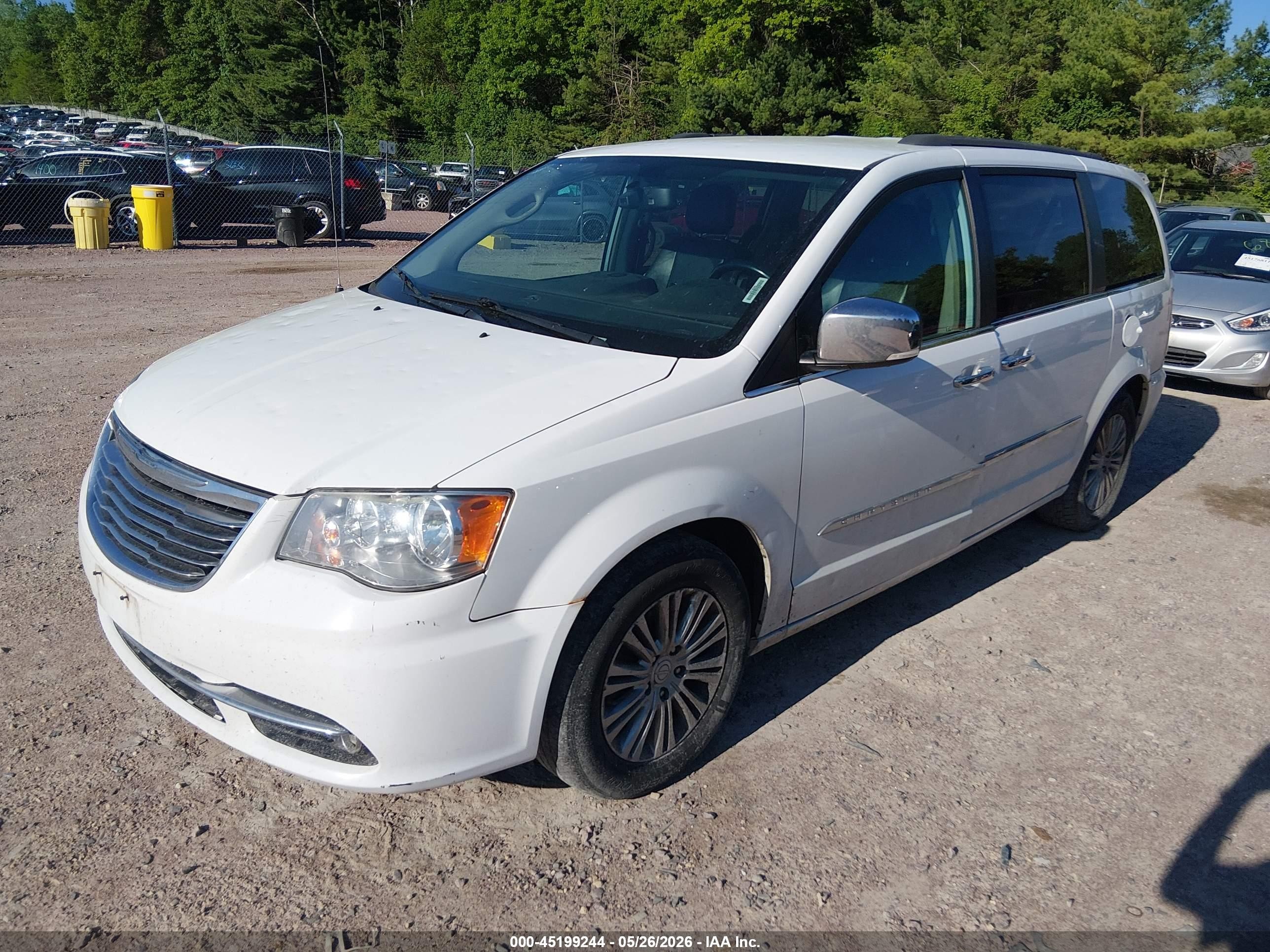 2015 Chrysler Town & Country Touring-l White vin: 2C4RC1CG7FR676795