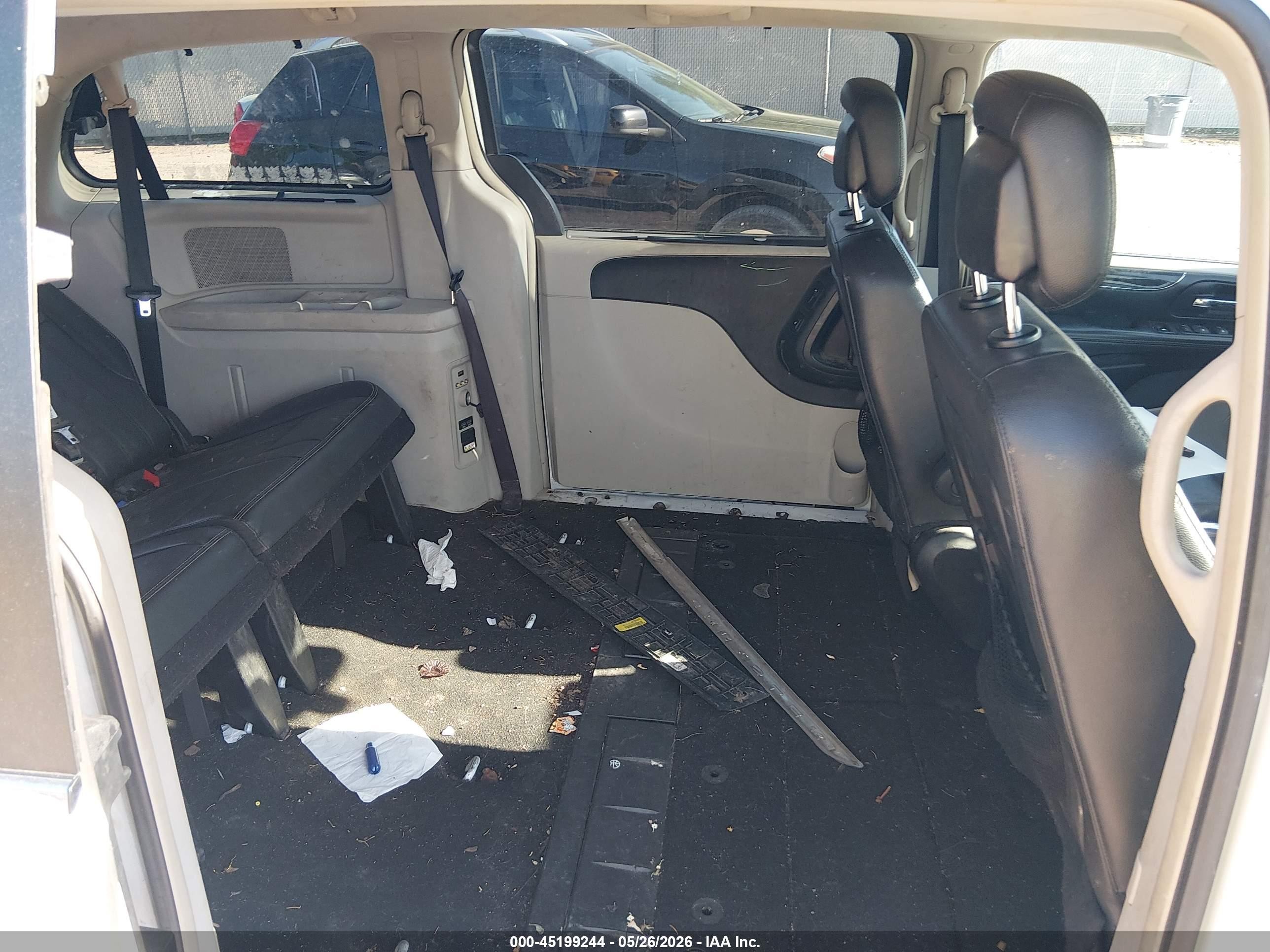 2015 Chrysler Town & Country Touring-l White vin: 2C4RC1CG7FR676795