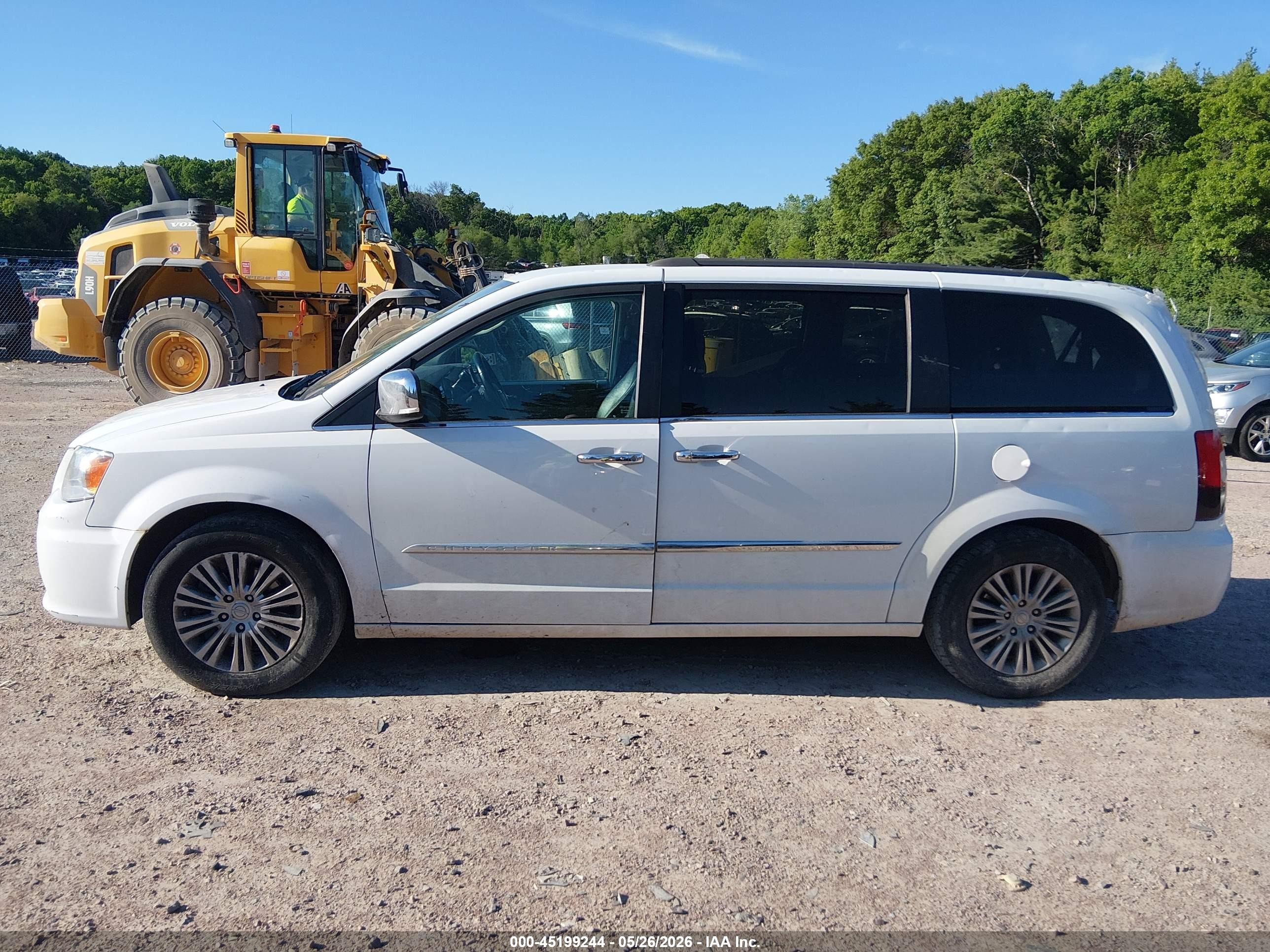2015 Chrysler Town & Country Touring-l White vin: 2C4RC1CG7FR676795