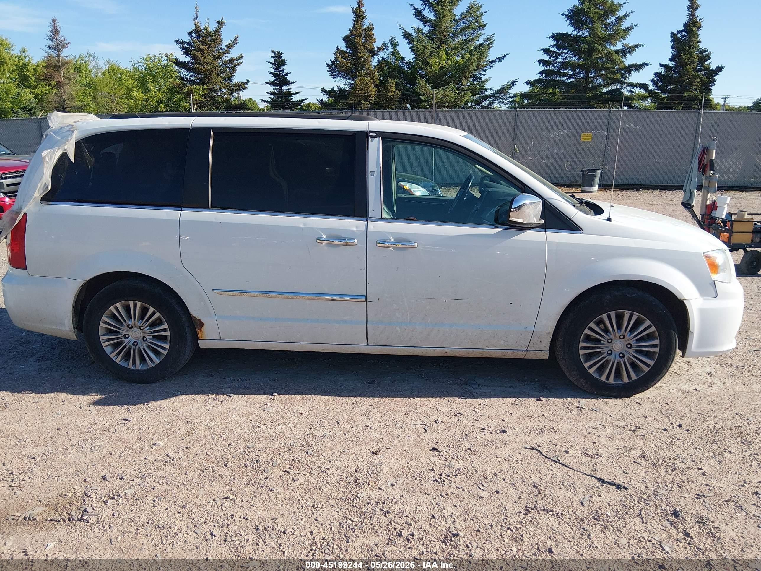 2015 Chrysler Town & Country Touring-l White vin: 2C4RC1CG7FR676795