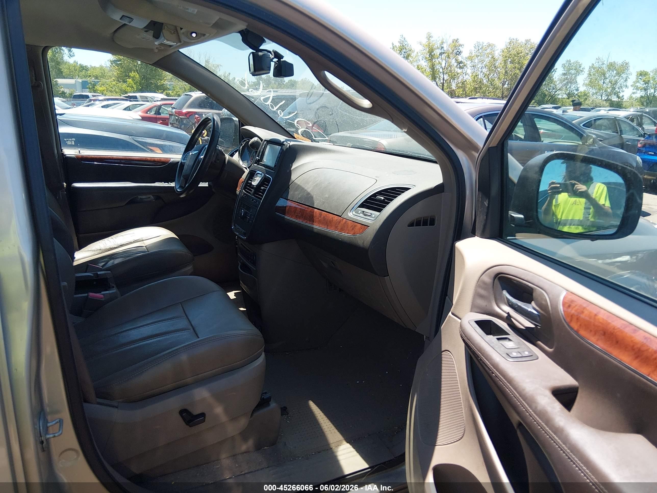 2012 Chrysler Town & Country Touring-l Желто-коричневый vin: 2C4RC1CG8CR393303