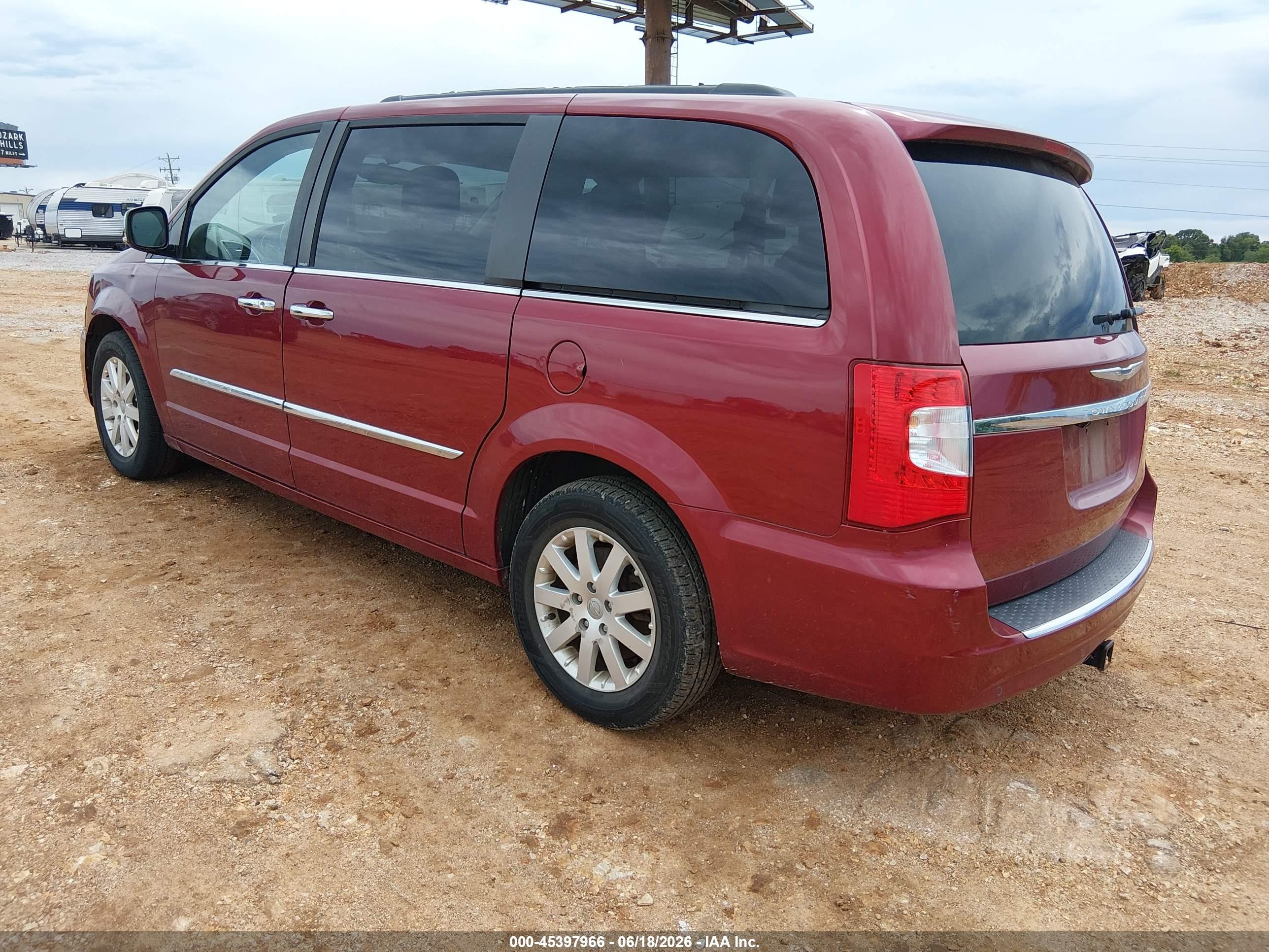 2012 Chrysler Town & Country Touring-l Red vin: 2C4RC1CG8CR412240