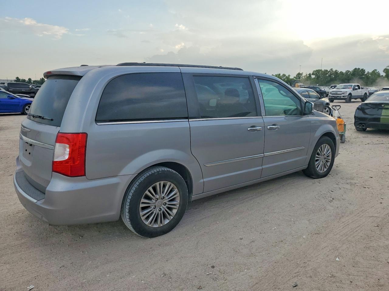 2013 Chrysler Town & Country Touring L Серебряный vin: 2C4RC1CG8DR785344
