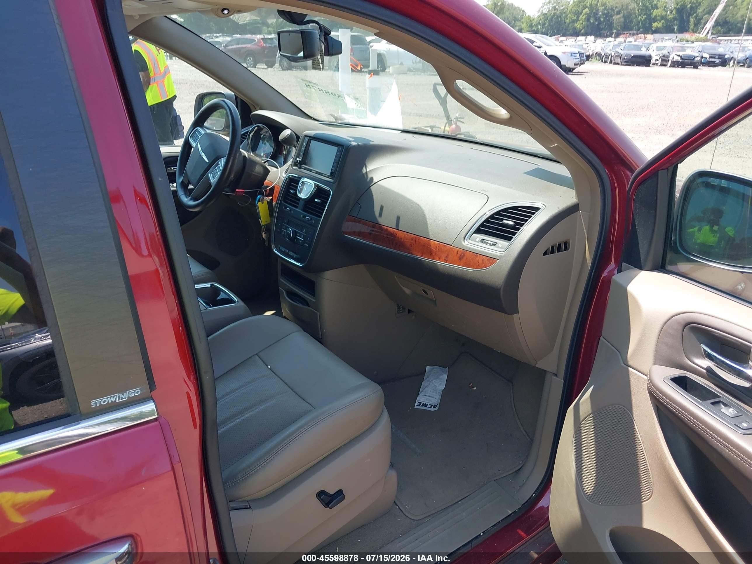 2014 Chrysler Town & Country Touring-l Beige vin: 2C4RC1CG8ER108554