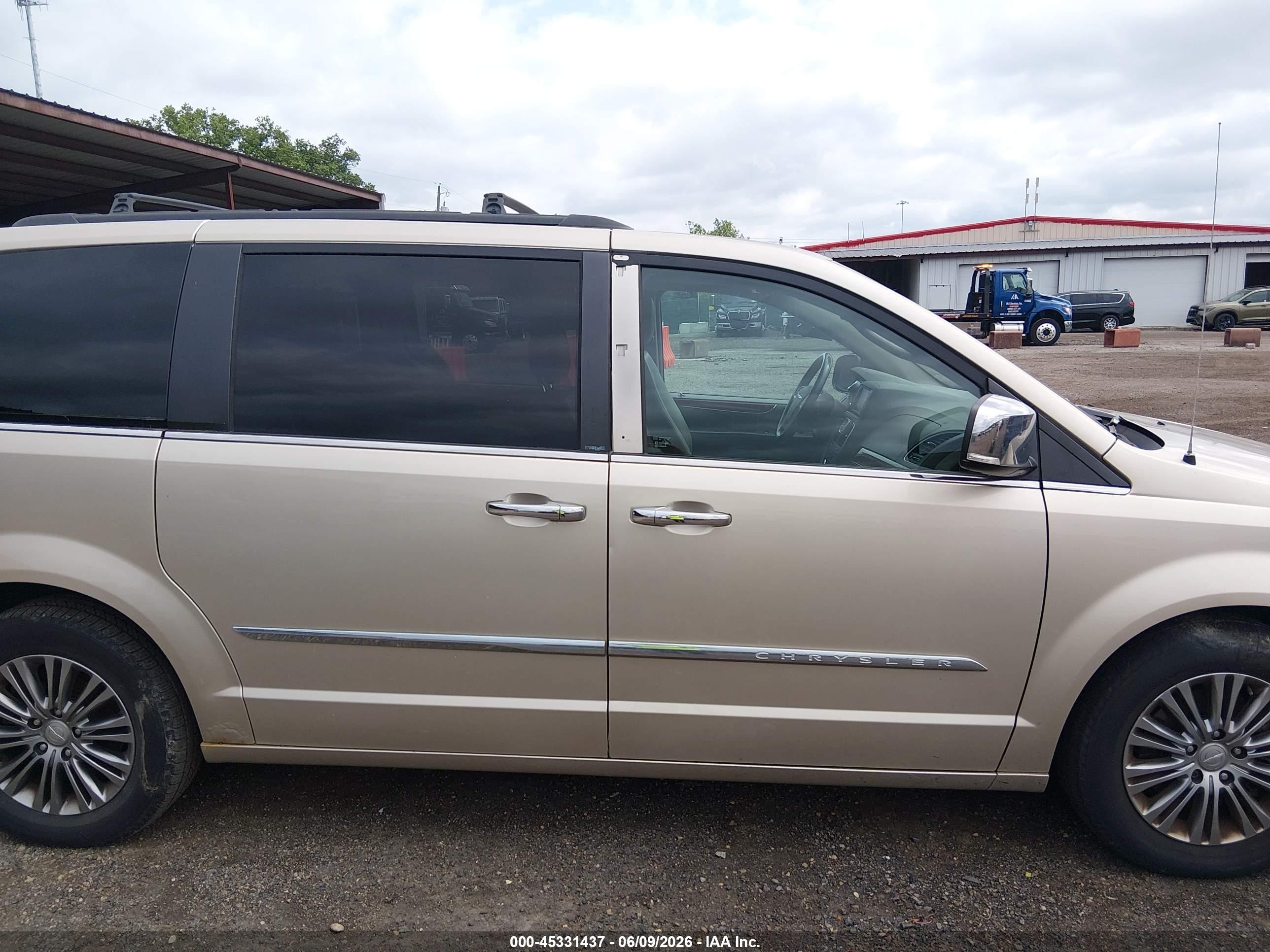2014 Chrysler Town & Country Touring-l Champagne vin: 2C4RC1CG8ER232131